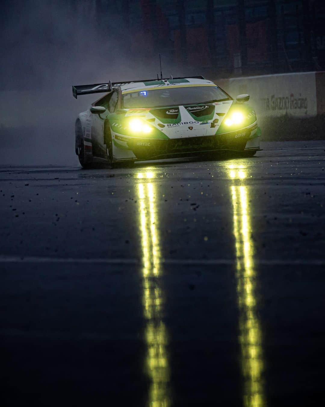のインスタグラム：「Super GT Rd.1 Okayama P24👉P7🏁  予選では、謎の赤旗中断でアタックできずQ1敗退。 P24から迎えた決勝、坂口選手がスタートドライバーを担当。序盤はあまり動きがなかったが、レース10周を過ぎた辺りで雨が降り始め、レースは大きく動いた。 我々はスタートポジションが悪かった事もあり、ギャンブルの作戦をする事に戸惑いはなく、チームと戦略を考えストラテジーで大きくポジションを上げる事ができた。 まだ勝つほどの力はないのかもしれないが、常にトップ10に居られるとは思っている。 何度ものSCや赤旗でレースは荒れたが、2023年シーズンの開幕戦でしっかりとポイント獲得しレースを終える事ができた。 今日はチーム力を見せられたレースだったし、今日はチームとしてベストを尽くせた。 17ポジションアップの7位は嬉しい。 沢山の応援ありがとうございました。 #jloc #supergt #lamborghinihuracangt3  #alpinestars #kakophotography」