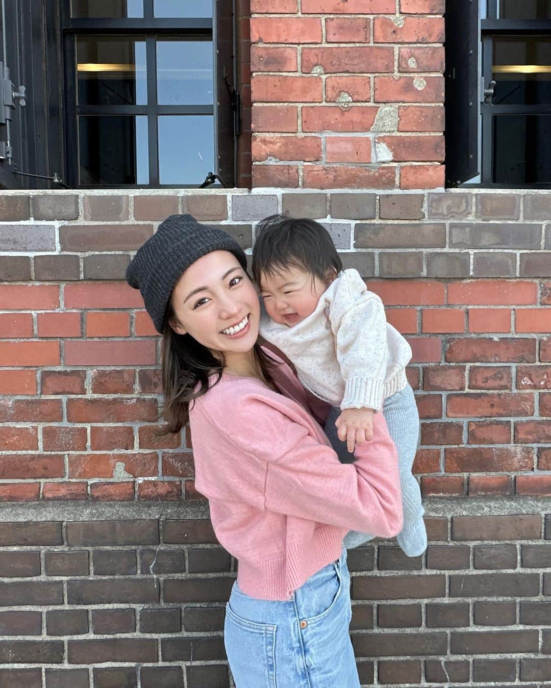 志田友美（ゆうみん）のインスタグラム：「最近のわたしたち🫠💛  高い高いが好きな娘👶🏻 3枚目の毛量やばすぎない🌀？w 自撮りも既に好きでませてます☺️  そしてNEWネイル💅🏼  短めのフレンチに🫶🏻 子連れも可な @eti.by.32hillsにて🕊️  専属の保育士さんが見ててくれるし、 爪もとっても綺麗に仕上げてくれるのでありがたい🥹  お近くの方や子連れ可なとこ探してる方はぜひ🩷」