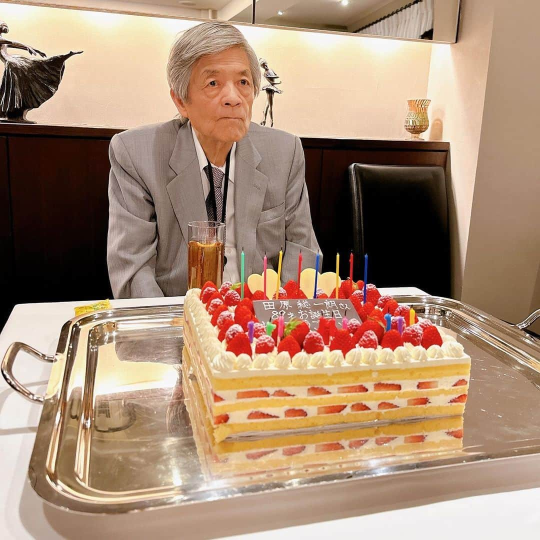 古市憲寿さんのインスタグラム写真 - (古市憲寿Instagram)「田原総一朗さんの89歳の誕生日会でした。Twitterでは嫌な奴も実際会うと楽しかったりして、いい会でした。来年はさらに盛大にお祝いしたいです😊 #田原総一朗」4月16日 21時56分 - poe1985