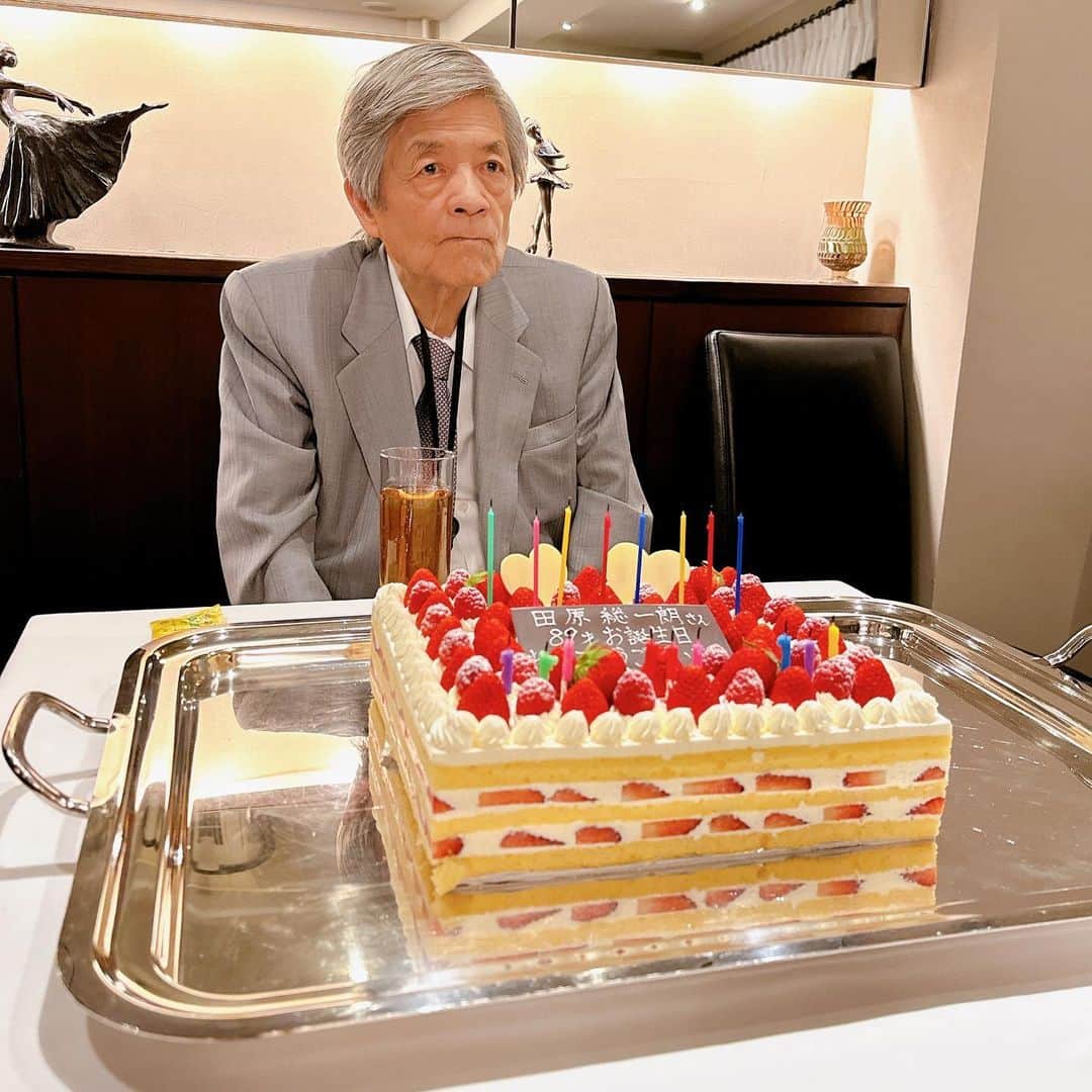 古市憲寿のインスタグラム：「田原総一朗さんの89歳の誕生日会でした。Twitterでは嫌な奴も実際会うと楽しかったりして、いい会でした。来年はさらに盛大にお祝いしたいです😊 #田原総一朗」
