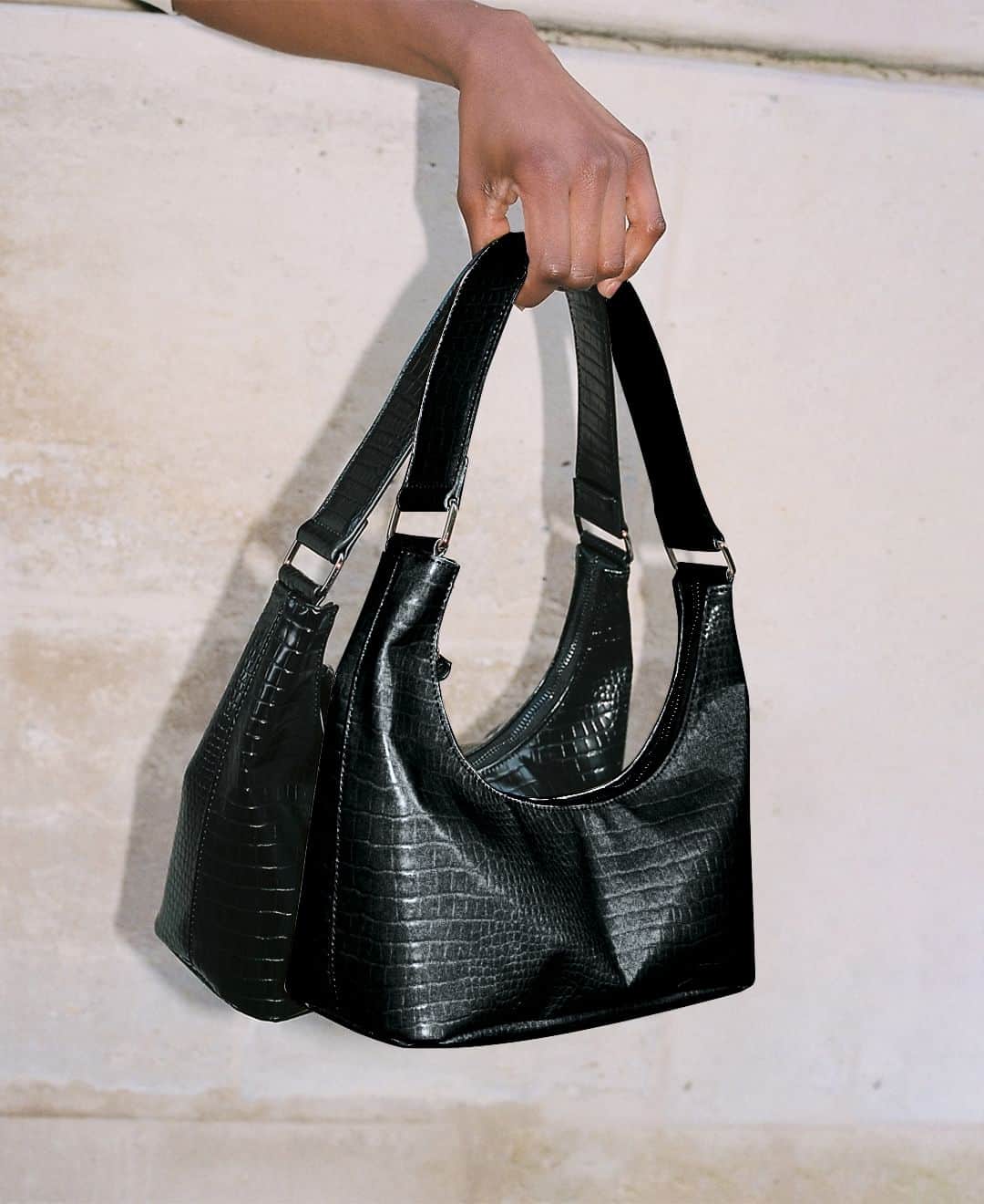 シスレーさんのインスタグラム写真 - (シスレーInstagram)「The perfect addition 🖤 Seeing double: meet the new SS23 iconic bag(s)   #Sisley #SS23 #fahion #bag」4月16日 22時00分 - sisley