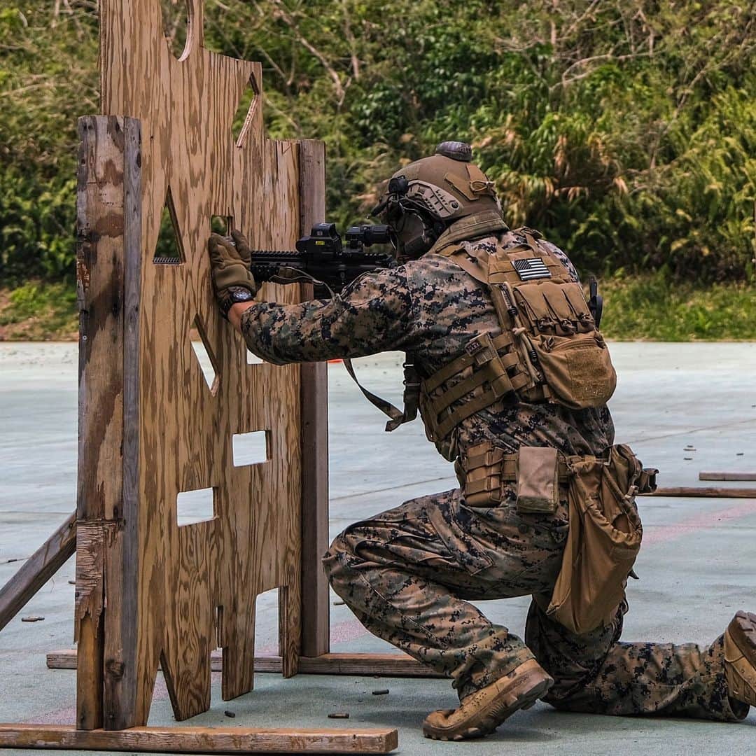 アメリカ海兵隊のインスタグラム：「Barricade Drills  📍Camp Hansen, Okinawa, Japan (April 12, 2023)   #Marines with the Maritime Raid Force, @31stmeu, conduct barricade drills.  The drills hone Marines’ skills to shoot from multiple positions while behind cover.  📷 (U.S. Marine Corps photo by Lance Cpl. Manuel Alvarado)  #USMC #MarineCombatArms #Military」