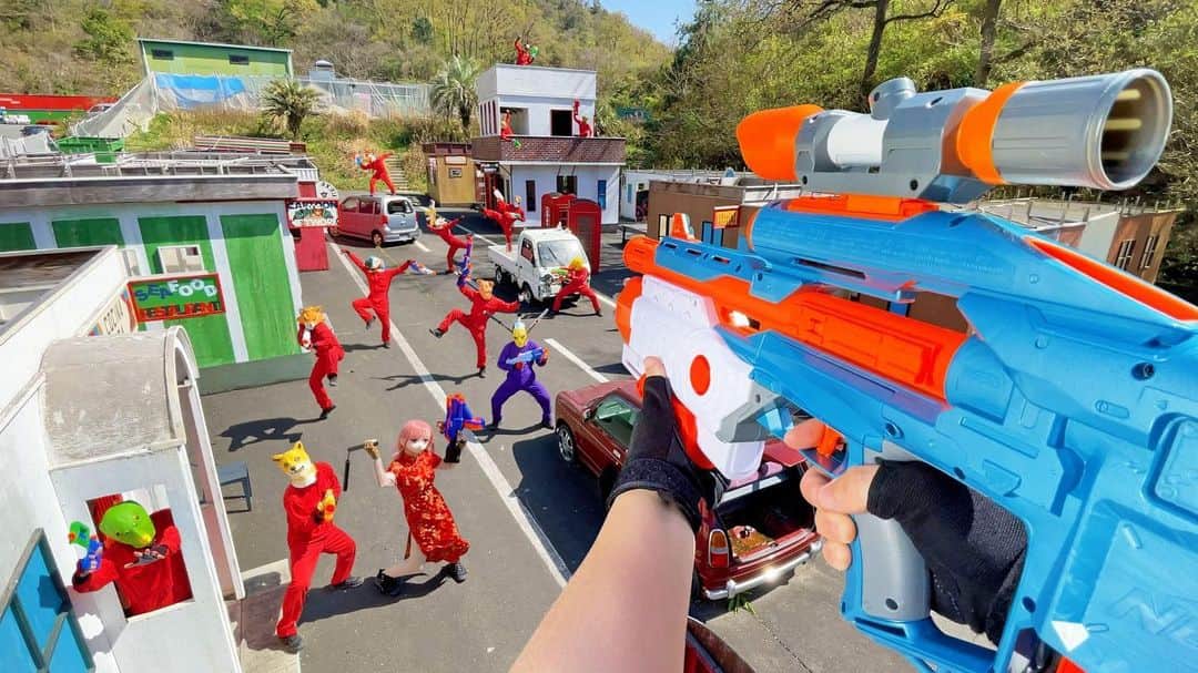 Kamiwaza Trickshotsのインスタグラム：「Nerf War | Amusement Park Battle 34🔫 ナーフ戦争 | HIVE airsoft field編🔥公開  今回の舞台は大阪のサバゲーフィールド！！ 山に囲まれたヨーロッパの古い街並みのような空間で熱きナーフの戦いが繰り広げられております！ 可愛い助っ人も登場するのでお見逃しなく😎  @hive.666  お忙しいなか撮影に全面協力して頂き本当にありがとうございました🙏  @kamiwaza.tomo @nari_kamiwaza @hidetorian  #nerf #nerfwar #nerfgun #youtube #hive #hiveairsoftfield #ハイブ #サバゲー」