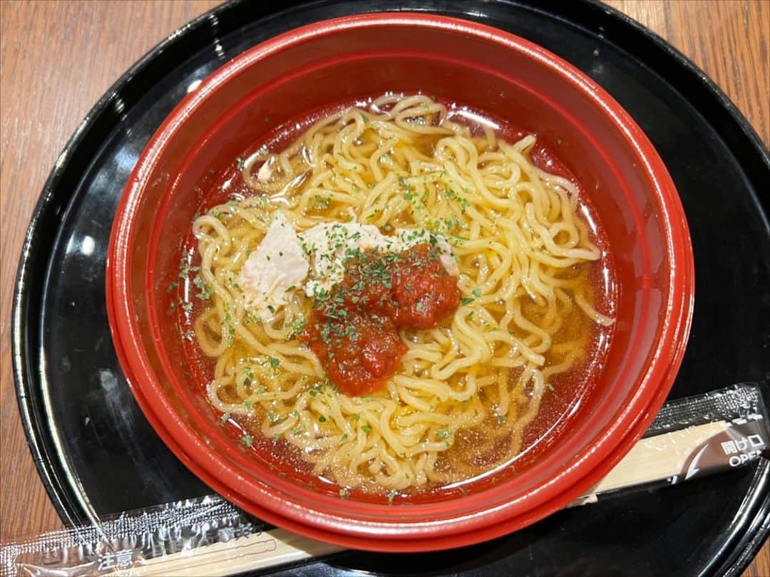 本谷亜紀さんのインスタグラム写真 - (本谷亜紀Instagram)「サウナが最高すぎるホテルラビスタ富士河口湖へ！！大好きな共立リゾートのホテルです🫶サウナの質が良すぎる、、富士山見ながらの外気浴もばっちり👌あとなりよりも、夜にラーメン出てくるの最高！！お夕飯にはナチュールのワインを持ち込みました🍷  ここは貸切家族風呂も空いてれば無料なんだよ😊共立リゾート系列はアイスとかヤクルトとかお風呂あがりに楽しめるし大好きすぎる！函館のラビスタも好き！！あそこは朝ごはんが凄い🍚☺️  今回も感動の宿泊でした〜！！  ㅤㅤㅤㅤㅤㅤㅤㅤㅤㅤㅤㅤㅤ 1枚目の写真は固くておいしいたけ川うどんです🌸 #ラビスタ富士河口湖 #共立リゾート　#サウナ　#サウナ女子　#ラーメン　#たけ川うどん」4月16日 22時03分 - akichi0518_ramen
