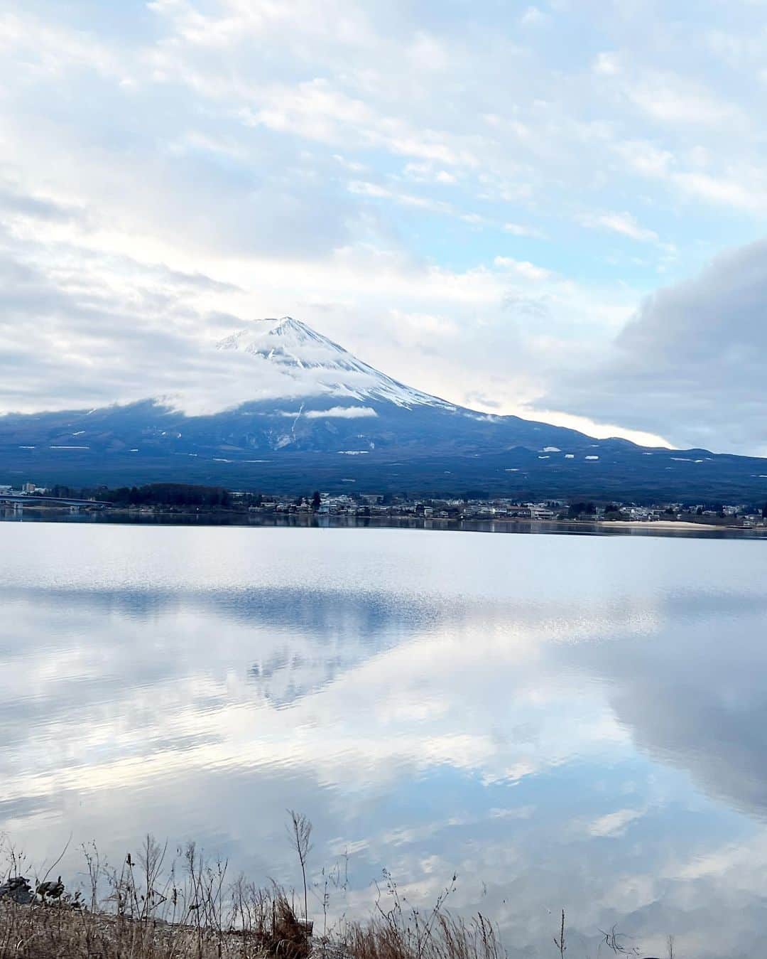 本谷亜紀さんのインスタグラム写真 - (本谷亜紀Instagram)「サウナが最高すぎるホテルラビスタ富士河口湖へ！！大好きな共立リゾートのホテルです🫶サウナの質が良すぎる、、富士山見ながらの外気浴もばっちり👌あとなりよりも、夜にラーメン出てくるの最高！！お夕飯にはナチュールのワインを持ち込みました🍷  ここは貸切家族風呂も空いてれば無料なんだよ😊共立リゾート系列はアイスとかヤクルトとかお風呂あがりに楽しめるし大好きすぎる！函館のラビスタも好き！！あそこは朝ごはんが凄い🍚☺️  今回も感動の宿泊でした〜！！  ㅤㅤㅤㅤㅤㅤㅤㅤㅤㅤㅤㅤㅤ 1枚目の写真は固くておいしいたけ川うどんです🌸 #ラビスタ富士河口湖 #共立リゾート　#サウナ　#サウナ女子　#ラーメン　#たけ川うどん」4月16日 22時03分 - akichi0518_ramen