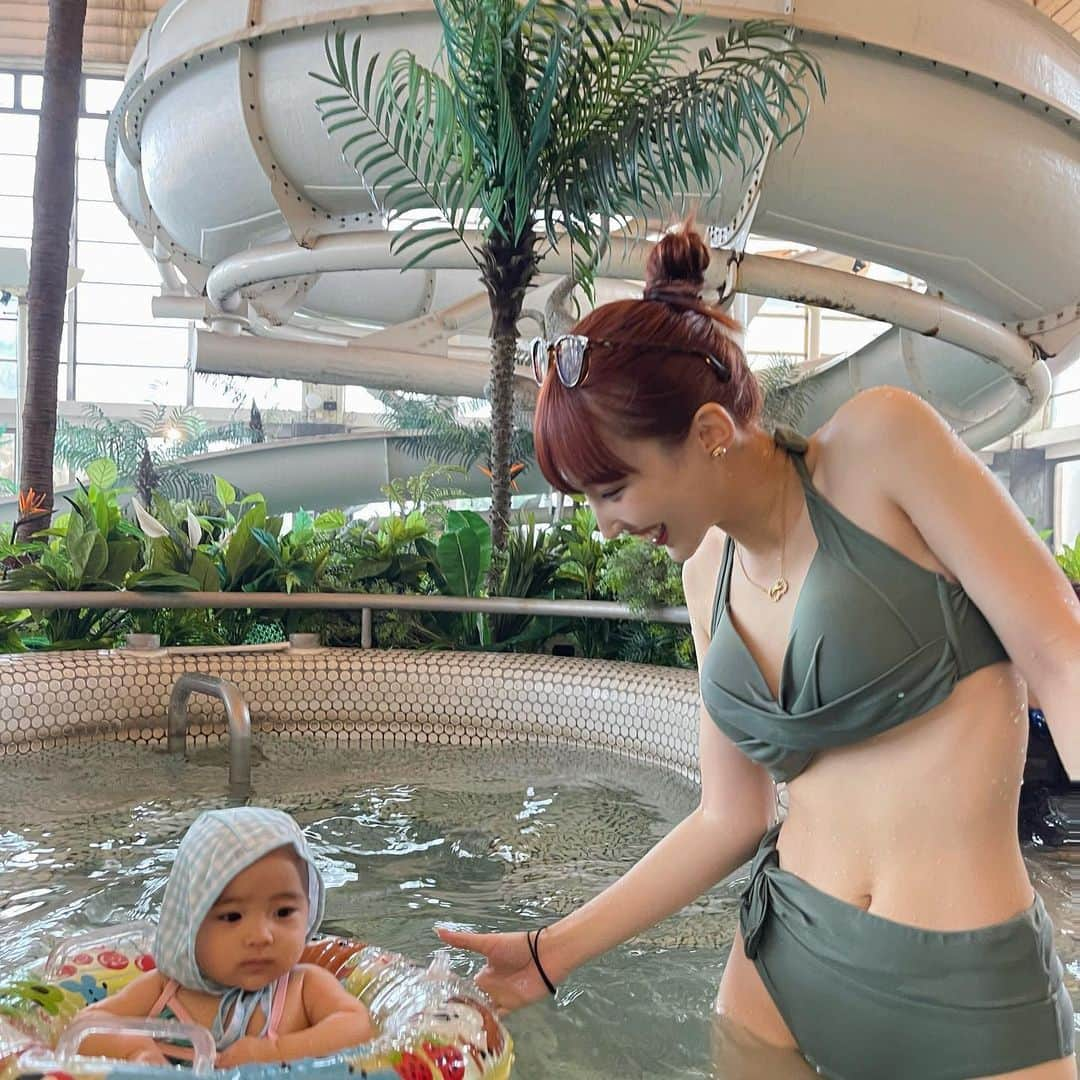 神田咲凛さんのインスタグラム写真 - (神田咲凛Instagram)「娘氏のプールデビュー👙👶🏻  ①なぜかじじとの写真がいつも1番盛れる ②わたしと娘氏の温度差 ③④去年はまだお腹にいたんだなあの📸 ⑤そして今 ⑥じじの昼寝を妨害する娘氏 ⑦やっとお昼寝した時の娘氏 ⑧ボールプールに夢中すぎて小一時間いた ⑨ボールプールのボールに紛れてる娘氏の頭 ⑩湯上がりのコーヒー牛乳  な１日でした🤍 最高の誕生日になった〜！感謝🙏🌹  . . . . . . . . . . . . . . . . . . . . . . #ベビー水着#ベビープール#ベビースイミング #赤ちゃんのいる暮らし #赤ちゃんのいる生活 #赤ちゃんとお出かけ #水着#6ヶ月ベビー #女の子ベビー #令和4年ベビー #プール#プールデビュー #ママコーデ#ママファッション #新米ママ#新米ママと繋がりたい #momlife #momblogger #babybikini #babyswimming #아기스타그램#ホテル三日月#三日月#プール付きホテル#cutebaby #cutebabies #아기스타그램👶🏻#産後ママ#産後ダイエット」4月16日 22時04分 - t12345vxq