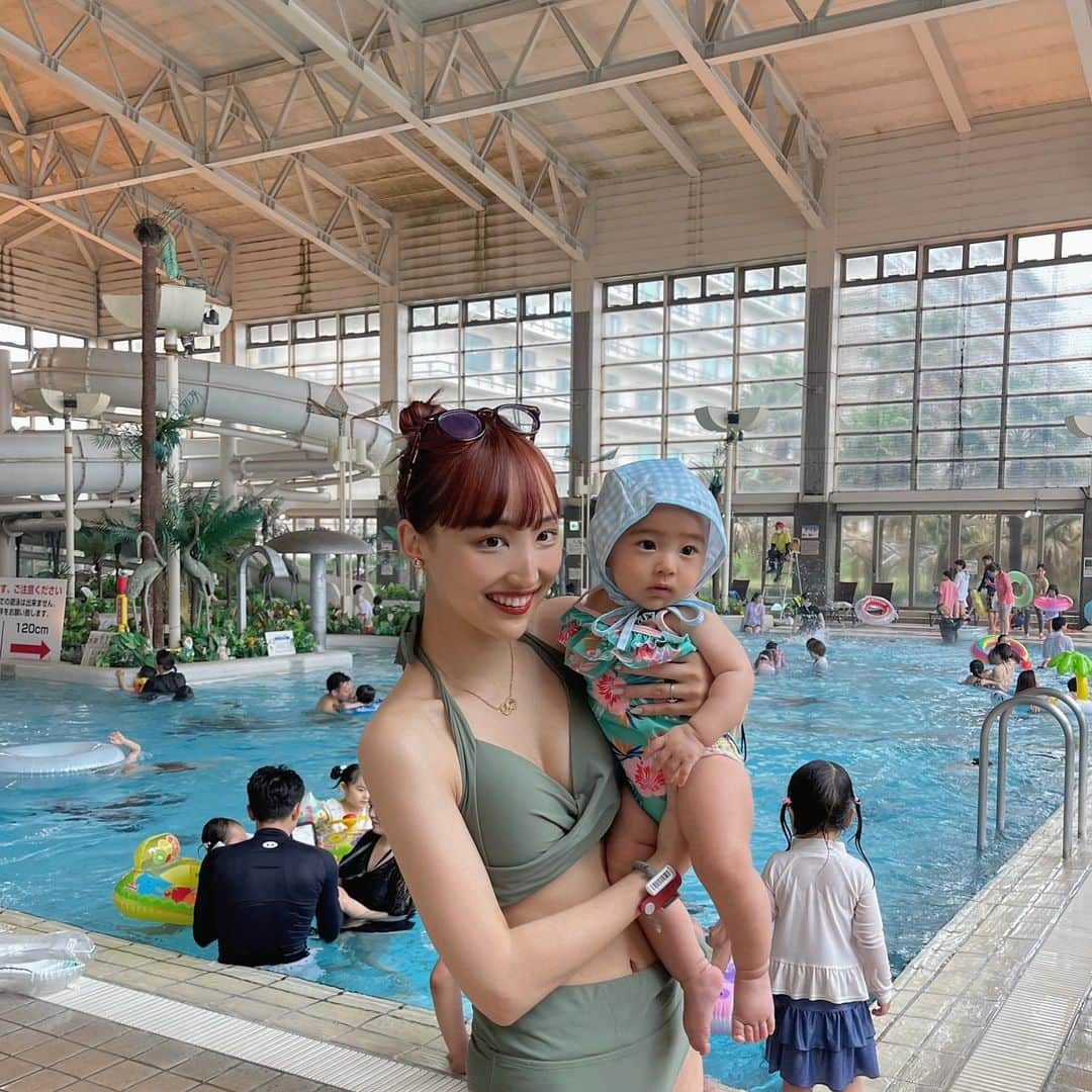 神田咲凛さんのインスタグラム写真 - (神田咲凛Instagram)「娘氏のプールデビュー👙👶🏻  ①なぜかじじとの写真がいつも1番盛れる ②わたしと娘氏の温度差 ③④去年はまだお腹にいたんだなあの📸 ⑤そして今 ⑥じじの昼寝を妨害する娘氏 ⑦やっとお昼寝した時の娘氏 ⑧ボールプールに夢中すぎて小一時間いた ⑨ボールプールのボールに紛れてる娘氏の頭 ⑩湯上がりのコーヒー牛乳  な１日でした🤍 最高の誕生日になった〜！感謝🙏🌹  . . . . . . . . . . . . . . . . . . . . . . #ベビー水着#ベビープール#ベビースイミング #赤ちゃんのいる暮らし #赤ちゃんのいる生活 #赤ちゃんとお出かけ #水着#6ヶ月ベビー #女の子ベビー #令和4年ベビー #プール#プールデビュー #ママコーデ#ママファッション #新米ママ#新米ママと繋がりたい #momlife #momblogger #babybikini #babyswimming #아기스타그램#ホテル三日月#三日月#プール付きホテル#cutebaby #cutebabies #아기스타그램👶🏻#産後ママ#産後ダイエット」4月16日 22時04分 - t12345vxq