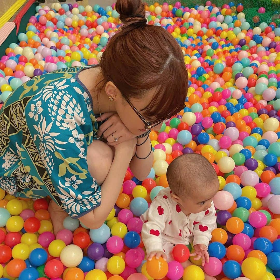 神田咲凛さんのインスタグラム写真 - (神田咲凛Instagram)「娘氏のプールデビュー👙👶🏻  ①なぜかじじとの写真がいつも1番盛れる ②わたしと娘氏の温度差 ③④去年はまだお腹にいたんだなあの📸 ⑤そして今 ⑥じじの昼寝を妨害する娘氏 ⑦やっとお昼寝した時の娘氏 ⑧ボールプールに夢中すぎて小一時間いた ⑨ボールプールのボールに紛れてる娘氏の頭 ⑩湯上がりのコーヒー牛乳  な１日でした🤍 最高の誕生日になった〜！感謝🙏🌹  . . . . . . . . . . . . . . . . . . . . . . #ベビー水着#ベビープール#ベビースイミング #赤ちゃんのいる暮らし #赤ちゃんのいる生活 #赤ちゃんとお出かけ #水着#6ヶ月ベビー #女の子ベビー #令和4年ベビー #プール#プールデビュー #ママコーデ#ママファッション #新米ママ#新米ママと繋がりたい #momlife #momblogger #babybikini #babyswimming #아기스타그램#ホテル三日月#三日月#プール付きホテル#cutebaby #cutebabies #아기스타그램👶🏻#産後ママ#産後ダイエット」4月16日 22時04分 - t12345vxq