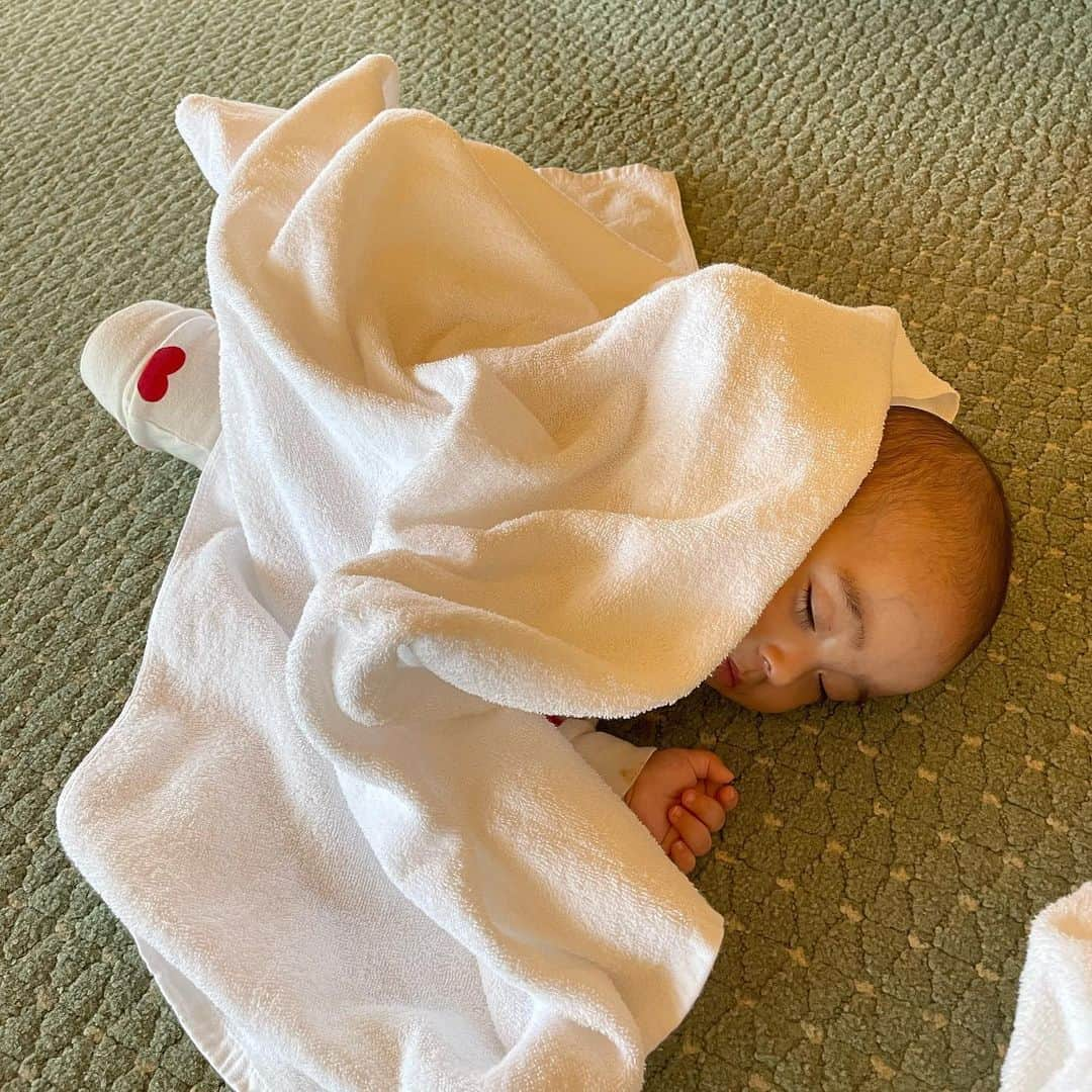 神田咲凛さんのインスタグラム写真 - (神田咲凛Instagram)「娘氏のプールデビュー👙👶🏻  ①なぜかじじとの写真がいつも1番盛れる ②わたしと娘氏の温度差 ③④去年はまだお腹にいたんだなあの📸 ⑤そして今 ⑥じじの昼寝を妨害する娘氏 ⑦やっとお昼寝した時の娘氏 ⑧ボールプールに夢中すぎて小一時間いた ⑨ボールプールのボールに紛れてる娘氏の頭 ⑩湯上がりのコーヒー牛乳  な１日でした🤍 最高の誕生日になった〜！感謝🙏🌹  . . . . . . . . . . . . . . . . . . . . . . #ベビー水着#ベビープール#ベビースイミング #赤ちゃんのいる暮らし #赤ちゃんのいる生活 #赤ちゃんとお出かけ #水着#6ヶ月ベビー #女の子ベビー #令和4年ベビー #プール#プールデビュー #ママコーデ#ママファッション #新米ママ#新米ママと繋がりたい #momlife #momblogger #babybikini #babyswimming #아기스타그램#ホテル三日月#三日月#プール付きホテル#cutebaby #cutebabies #아기스타그램👶🏻#産後ママ#産後ダイエット」4月16日 22時04分 - t12345vxq