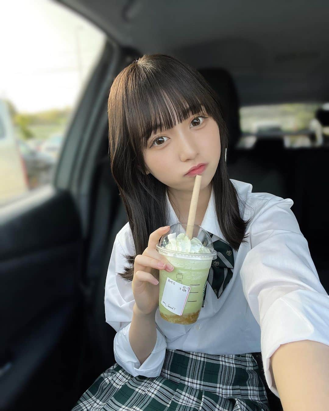 吉田佳音のインスタグラム：「髪ミディアムにしたよˆ ˆ🍈  ・  ・  ・  ・ #05 #jk #jkブランド #ljk #制服 #スタバ新作 #ミディアムヘア」