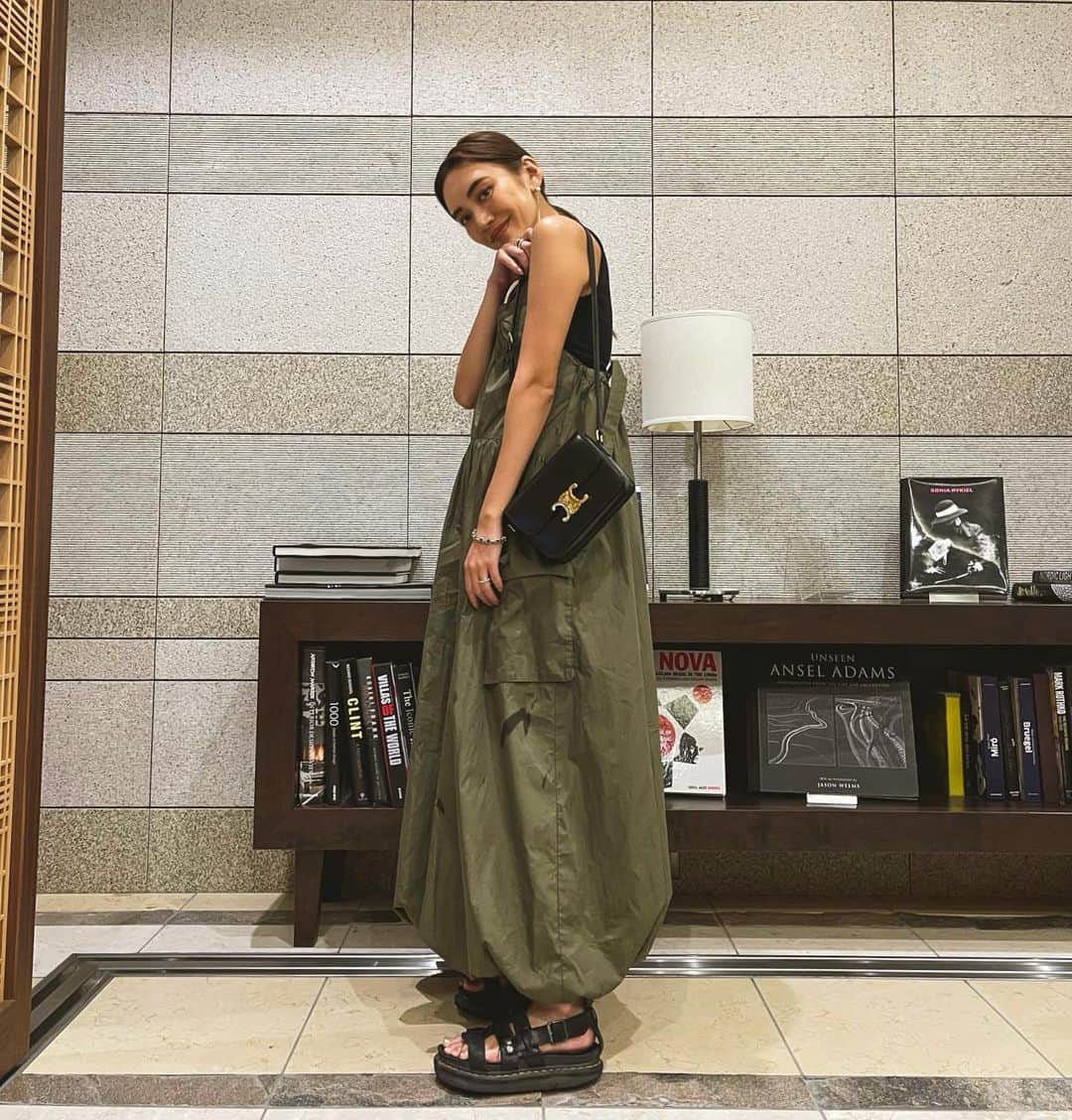 佐々木彩乃のインスタグラム：「coordinate🌿 急な雨と雹に降られワンピース濡れてますが😓 ミリタリーなバルーンワンピをおろした✨ 重ね着としても１枚でも着れるデザインに。 @olnenue」