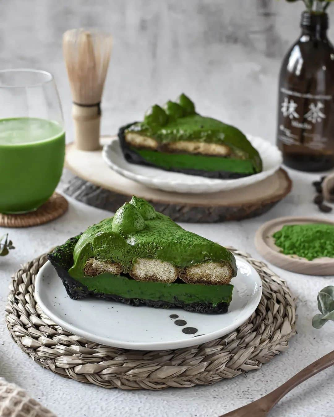 Matchæologist®のインスタグラム：「Today’s forecast — 100% chance of #Matcha #Houjicha #Tiramisu Tart! 🌿🍰 Hands up if you’d love to try this wonderful #MatchaCreation 🍵 captured by @mysweetlittletooth. . Explore our range of artisanal matcha and treat your taste buds to the most delectable-tasting matcha green tea 🍃, because YOU deserve only the best! . Visit our website 👉 bio link @Matchaeologist . Matchæologist® #Matchaeologist Matchaeologist.com」