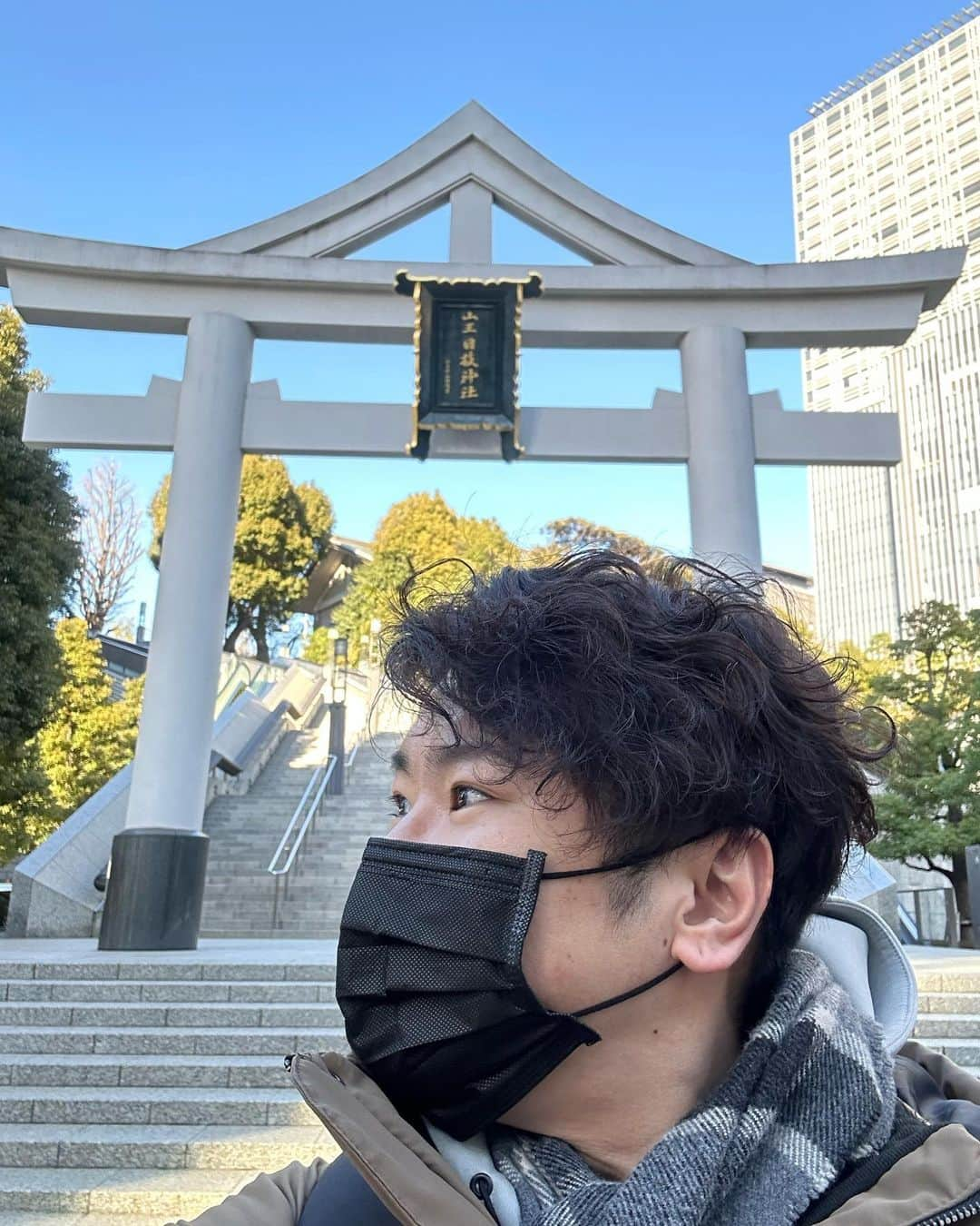 乙杉和平のインスタグラム：「乙杉和平、東京のパワースポット【山王日枝神社】へ行くの巻📖  赤坂TBSからほど近い「山王日枝神社」は、縁結びや恋愛成就、安産祈願、子育て、仕事運や出世運の上昇、商売繁盛など様々なご利益があります。  日枝神社の魅力は猿🐒 日枝神社の社殿には、狛犬ではなく「猿」がいらっしゃいます。 猿は神様と人間のあいだをとりもつ存在「神猿(まさる)」と呼ばれており、古くから敬われる存在だったそうです。  「さる」という音から 「勝る(まさる)」 「魔が去る(まがさる)」  音読みの「えん」という音から 「猿が縁(えん)を運んできてくれる」  などの意味合いがあるそう。なかなか洒落がきいてますね。好きです、言葉遊び。  そして都内では珍しい「千本鳥居」があり、こちらも必見です。 表参道からだと見落としてしまいそうな場所にあるので、日枝神社に行った際はお見逃しなく！  おみくじも猿仕様です🐵 おみくじの中にお猿さんストラップが入っていました。かわいい。ピンクは恋愛運に効果があるそうです。色違いで効果が異なるそうです。全種、コンプリートしたいでござる🙈  #俳優 #乙杉和平 #モデル #クリエイター #道産子  #aikoジャンキー #風民  #役者 #actor  #model  #演员  #배우#fashion #style #instafashion  #photography  #東京 #パワースポット#東京パワースポット #パワースポット神社仏閣 #神社仏閣  #神社 #神社巡り#日枝神社#TBS #千本鳥居 #山王稲荷神社 #猿田彦神社 #八坂神社 #山王日枝神社」