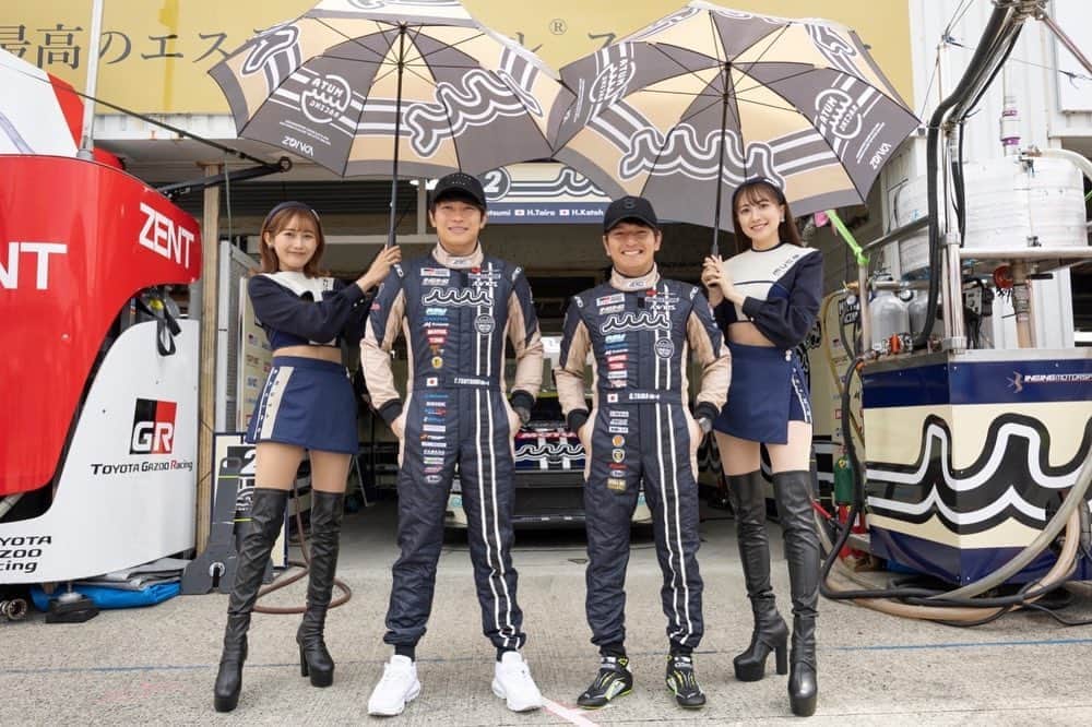 瀬谷ひかるのインスタグラム：「SUPERGT Rd.1 岡山 決勝 2号車muta Racing INGINGは18位となりました🏁  午前中の晴天から一転、レース中は目まぐるしい悪天候に…☔️⛈️  スタート直後後続に並ばれてヒヤッとした場面もありましたが、 スタートドライバーの堤選手がしっかりとブロックして 順位をキープ！痺れました…！🥹✨  その後も上位をキープし、ポイント圏内で平良選手へと交代、 荒れた展開の中でも順調に走っていてこのまま行けば…！ と思っていましたが、まさかのアクシデントが😭  調子が良かっただけに結果は悔しいけれど、 GW富士でのリベンジを信じて応援あるのみです✊  皆様2日間ありがとうございました！ サーキットとっても寒かったので暖かくしてくださいね🤎  . @muta__official  @muta_racing  @mutaracing_wear   . (2〜5枚目の素敵なお写真はコントローラーの みどりさんに撮って頂きました💓)  #supergt #muta #mutaracing #mutaracingfairies #ingingmotorsport #GR86 #GR86GT #gt300 #bridgestone #ブリヂストン #racequeen #model #camera #portrait #レースクイーン #スーパーgt #ロングヘア #カチューシャ #コスチューム #japanesegirl #岡山国際サーキット #サーキット #モータースポーツ #モータースポーツ好きな人と繋がりたい」