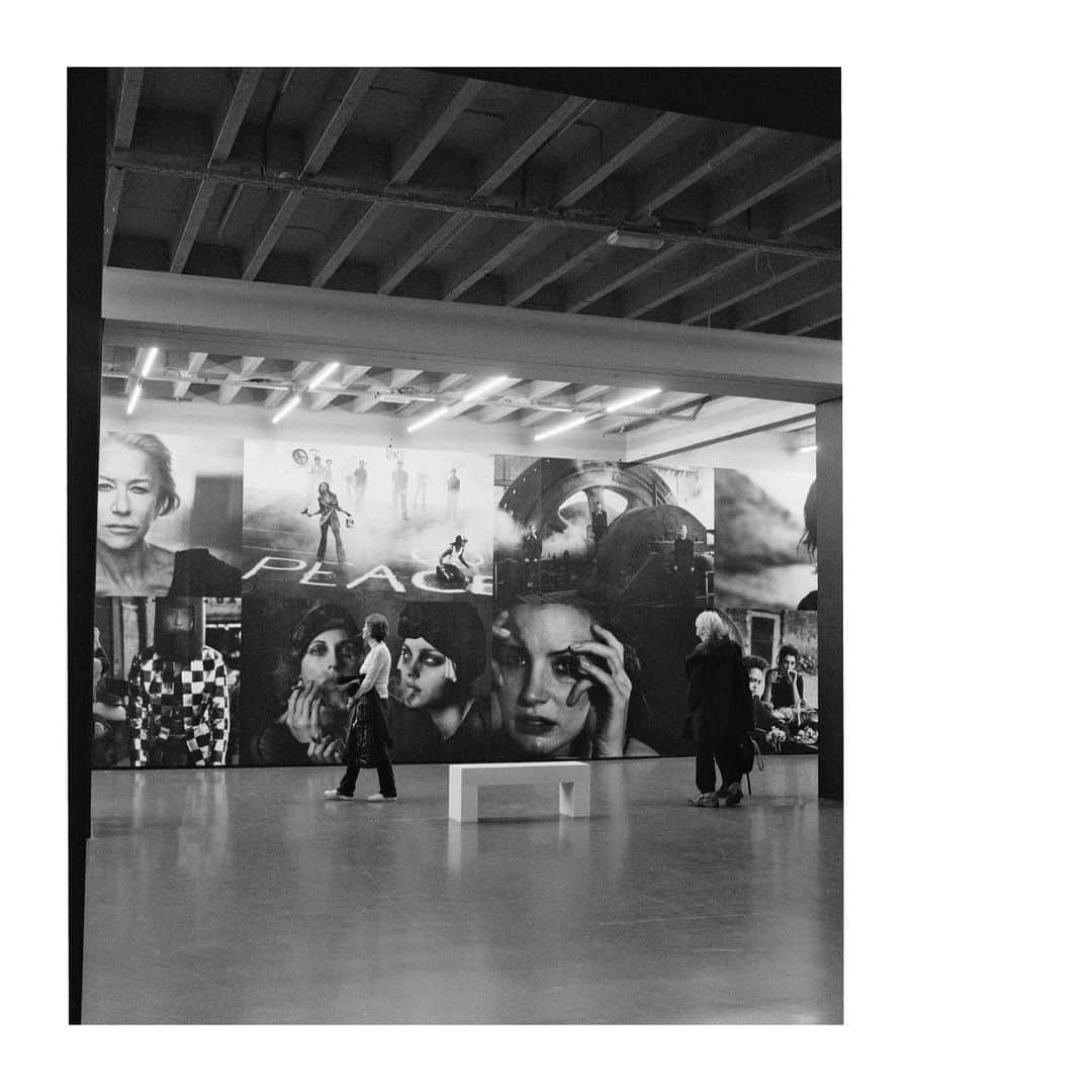 ピーター・リンドバーグさんのインスタグラム写真 - (ピーター・リンドバーグInstagram)「One month left to discover Peter Lindbergh's first self-curated exhibition.  On view in Brussels' Espace Vanderborght until 14 May 2023.   Take a closer look at 'Untold Stories' as seen by its visitors.   Photos by @annapostovaya @bokeron61 @delafinesse  (Cover image: @alexdeterwangne_visuals)  #LindberghUntoldStories #PeterLindberghBrussels #Brussels #Kunstpalast #Profirst」4月16日 22時08分 - therealpeterlindbergh