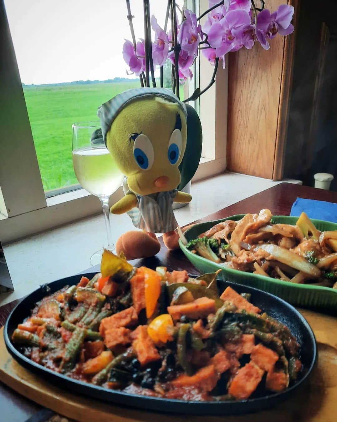 Little Yellow Birdさんのインスタグラム写真 - (Little Yellow BirdInstagram)「Dinner at my favourite Thai restaurant! Have a good Sunday, everyone! #littleyellowbird #twe#tweetykweelapis #adventures #yellow #bird #sunday #diningout #wininganddining #thai #food #goodfood #thaifood #wine #thaifaafaet #asianfood #stuffedanimalsofinstagram #plushiesofinstagram」4月16日 22時12分 - tweetykweelapis