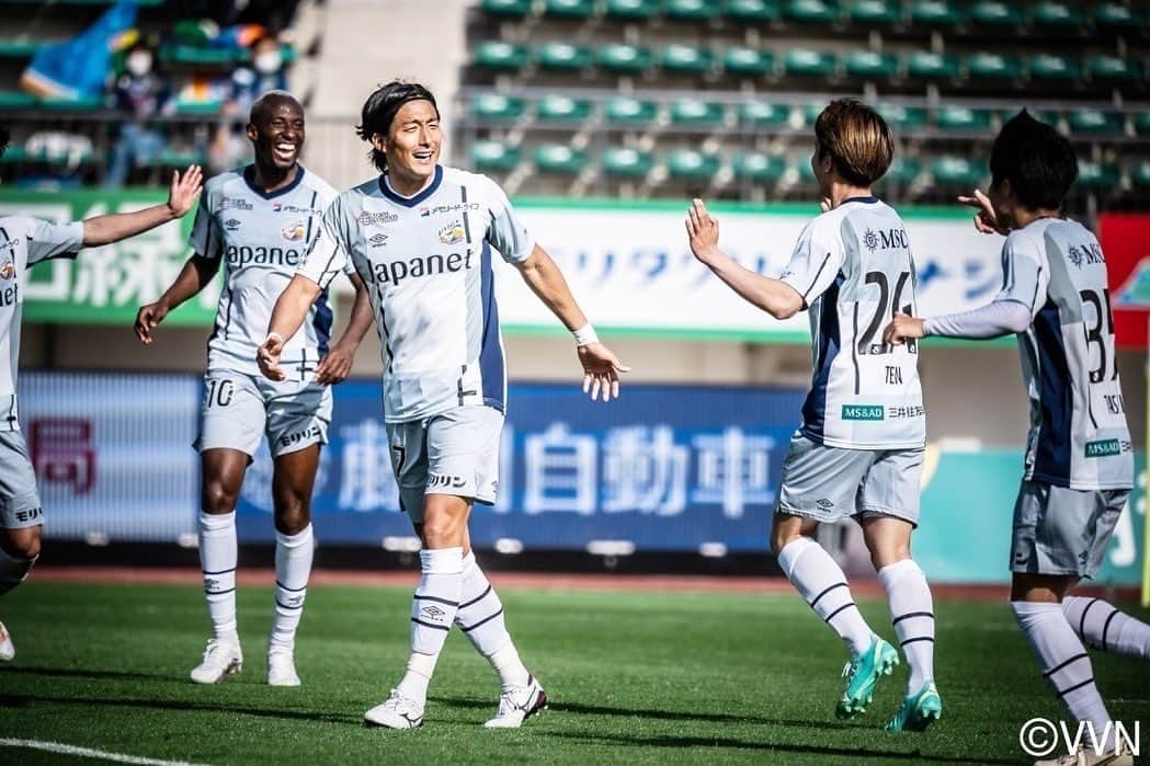 都倉賢のインスタグラム：「今日も沢山の応援有難うございました♪ チームとして準備してきた事が形になり勝利する事が出来ました。  少し話はそれますが、昨日NHKで侍ジャパンをWBC優勝に導いた栗山監督のドキュメンタリーを観ていたのですがその全ての言動に刺激を受け皆さんにシェアしたいと思う事がありました。  ドキュメンタリーのインタビューの中で  「歴史は『勝者の歴史』なので、勝ち切らないと伝わらないことがあるんだ、だから勝ち切ろうというふうに言ってきましたけど、選手たちが頑張って勝ち切ってくれたので本当に良かったです」（WBCの侍ジャパン栗山監督）  いくら良いことをやっていても結局は勝てなければ全て言い訳になってしまう。とも…  勝負の世界ではある意味残酷です。 必ず後から結果がついてきます。  でも勝つ為には過去や未来にとらわれず「今」に全力を尽くす事しか出来ない。  そのギャップを埋める為に少し前の自分達が出来る最高の準備を「今」の自分達にバトンタッチする。  そんなバトンタッチを続けていったその先にV長崎の「勝者の歴史」があるのではないでしょうか？！  選手、スタッフ、ファン、サポーター、V長崎に関わる全ての方々と共にV長崎の勝者の歴史を作れるようにそれぞれの立場でバトンタッチをしていきましょう！！！  そんな事を栗山監督のドキュメンタリーを通じて感じシェアしたいと思いました。  心身ともにフレッシュしてまた次節に向けてチームとして最高の準備をしていきます！！！」