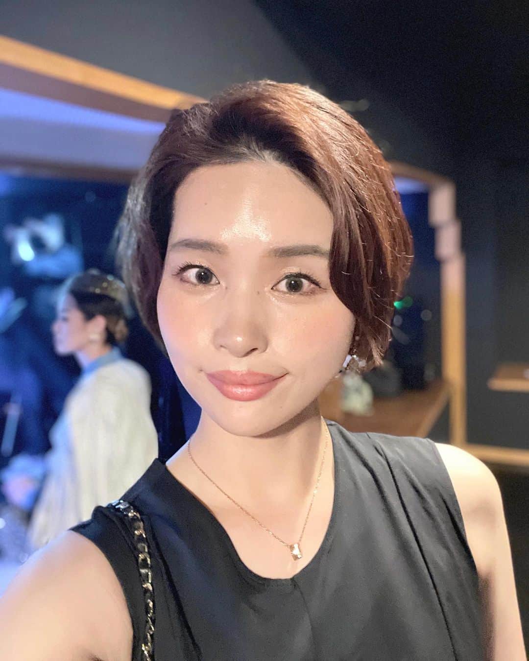 三佐和あやのインスタグラム：「今日ね、「てぬぐいファッションショー」を観に行ったんだよ🌸   日本古来の良さと 現代カジュアルが融合していたように感じて、 自分用にも アイテム購入QRコードをメモしたよ📝  わたしが、モデルをはじめた時 ウォーキングを教えてくださった #miyuku さんがブランドを立ち上げて、  ファッションショーで使用されたアイテムやお洋服は、サイトから購入できるらしいの👍  今回のショー会場は、 細辻伊兵衛美術館、 開館1周年のお祝いにお招きいただいたのよ☺️   館長 細辻伊兵衛さんは、元和元年1615に、 京都で創業以来 400年以上の歴史をもつ、日本最古の綿布商、永楽屋の14代当主！  このファッションショーでは、 永楽屋が制作した手ぬぐいスヌードや、  スマッシュアートで染めたバッグと、 榊原みゆく氏によるファッションブランド   #eightbythree の新作コレクションの衣装を見に纏ったファッションモデルが、  ランウェイを飾り、華やかだった‼︎ 音楽は、人気DJのMIZMON氏🎶  あぁ…🎶 京都まで素敵なじぶん時間だった！  ぱくちゃんをみてくれて、 旦那さんありがと🤍  Thank you.. @miyukuscarab  #伊兵衛8×3コレクション #ihee #miyuku #kyotofashionshow #8×3 #eightbythree #8_by_3 #永楽屋  #細辻伊兵衛美術館 #細辻伊兵衛 #eirakuya」