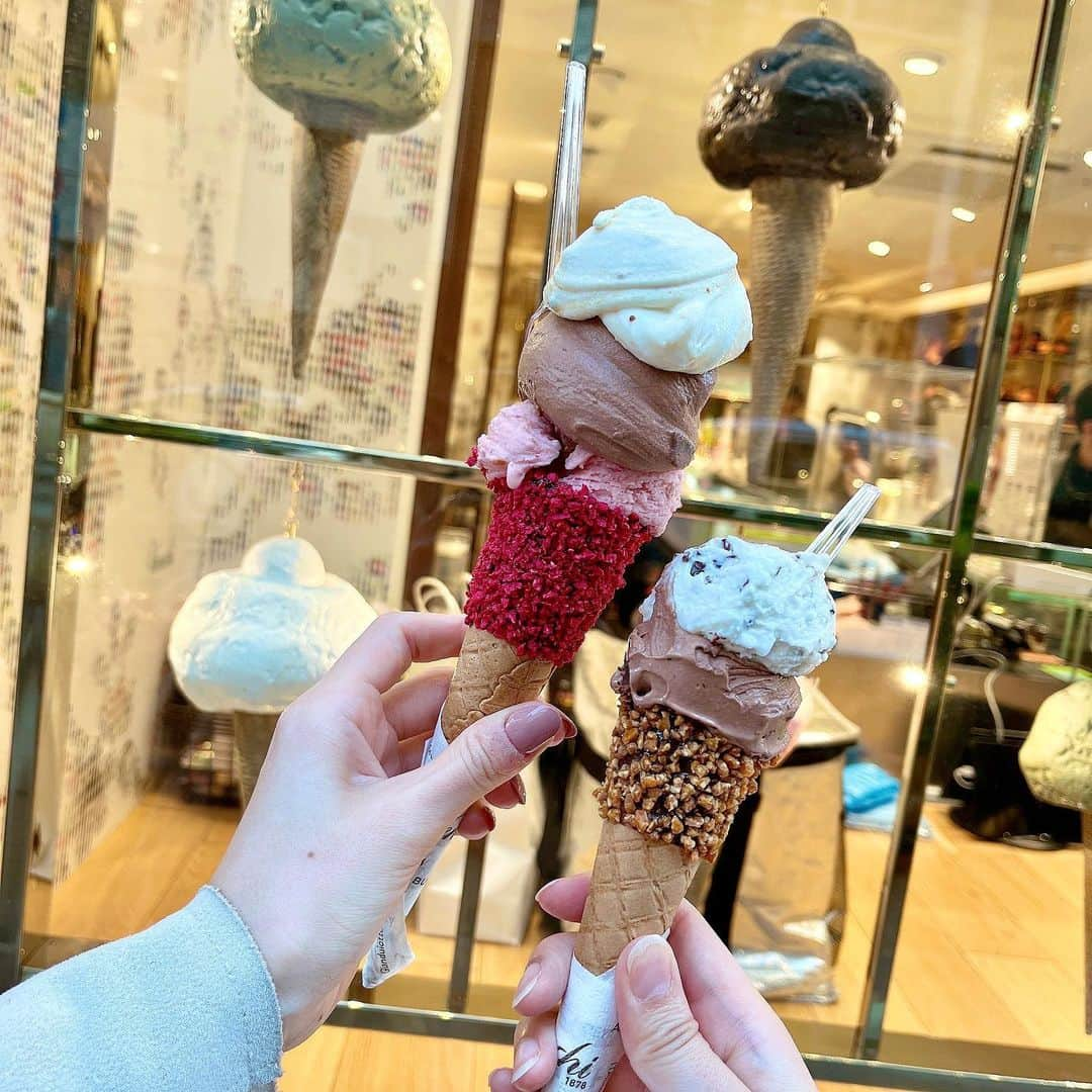 青山智美さんのインスタグラム写真 - (青山智美Instagram)「💖 【 Lunch&gelato in Ginza 🍽 】 ⁡ ⁡ 初めてヴェンキ @venchi_jp でジェラート& 10年ぶり⁈のラデュレ @ladureejapon でランチ💖 ⁡ ジェラートは色んな種類ありすぎて 全部美味しそうだからどれにするか迷ったよぉ〜🎀😊💐 ⁡ ラデュレのランチ🍽🎵 おしゃれで美味しすぎました💕😌💓 ⁡ 空間も可愛すぎなの、だいすきです…❤️❤️❤️ ⁡ ⁡ ♡ ♡ ♡ ⁡ ⁡ あなたとあなたの大切なひとたちが 笑顔で幸せでありますように…💖💖💖 ⁡ ⁡ ⇨ @tomomi.beauty ⁡  ⁡ *♢ ♡ ＊ ♡ ✩ ♡ ♩ ♡・♡ ° ♡ ❁ ♡ ✩ ♡° ⑅◡̈*」4月16日 22時13分 - tomomibeauty