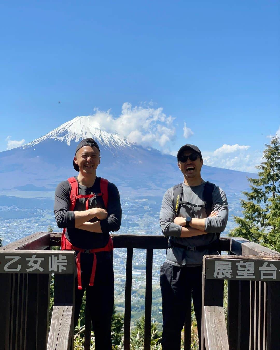 佐藤義朗のインスタグラム：「. ヘルシーな休日で整いました🗻  #hike #sauna  #蕎麦 #ソフトクリーム #20年以上の仲」