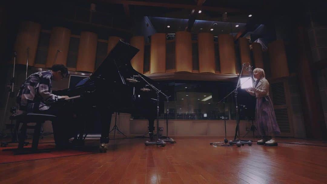 ReoNaさんのインスタグラム写真 - (ReoNaInstagram)「ReoNa『Lotus』Acoustic Studio Live  YouTubeにて公開されました…🪷  どんな悲しみも歌にして。 ずっと泥の中を揺蕩っていた痛みも、傷も。 誰かに寄り添える形になるならば。 開いた花びらのひとつひとつ、あなたに寄り添えますように。  FM802 #ハチパレ にてオンエアされた「802 Palette 番組準レギュラーReoNa 卒業スペシャル」より  https://youtu.be/3ywcevqbQrA #FM802」4月16日 22時14分 - reo_peko