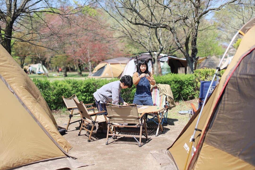 きなこのインスタグラム：「友人家族と滋賀キャンプへ🏕 伊吹山のふもと、グリーンパーク山東のオートサイトでお揃いWエルフィールド😚  1日目は雨が降ったりやんだり、、みんなで雨雲レーダーとにらめっこしながら「あと10分後にやみそう！」「あ〜降ってきた〜！」「次こそやみそう？」とテントを出たり入ったりしながらわちゃわちゃ😂 そんなドタバタもみんなと一緒だととっても楽しくて、雨の合間にできた焚き火も、雲の合間から見えた綺麗な星も、雨だったからこそ喜び倍増でした😊  2日目は雲ひとつない快晴✨モリモリ遊んで、名残惜しくも今回のキャンプはおしまい🌿 一緒に行ってくれてありがとう♡」
