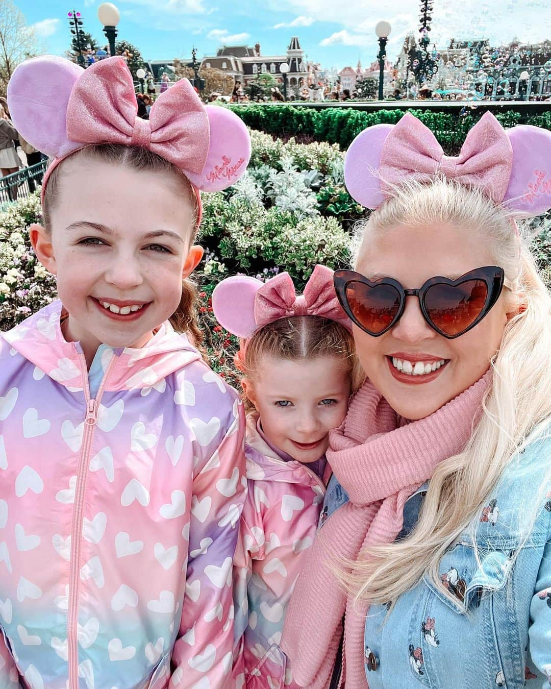 ルイーズ・ペントランドさんのインスタグラム写真 - (ルイーズ・ペントランドInstagram)「Honestly never happier than being with these two girls wrapped up in Disney magic 💕✨ Can we plan some kind of giant insta-trip where likeminded people all come and we just cry at the parades, take amazing photos of each other, sample all the snacks and wear Disney ears?? ⭐️WHO’S IN??⭐️  @disneyparksuk @disneylandparis #DLP #disneylandparis #disneygirlies #disneyfamily」4月16日 22時14分 - louisepentland