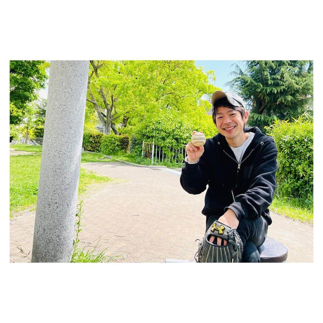 清水健さんのインスタグラム写真 - (清水健Instagram)「. 朝から公園で親子ふたり野球、ひと汗かいて、 少し広めの公園に移動し、50メートル走練習。  お昼は、ふたりでラーメン食べて、  急いで家に帰り、ホークスTVで、 ソフトバンクホークスの試合を観戦。  #伝える #言葉の力 #大丈夫 #感謝 #みんなと一緒に #ひとりじゃない   そして、夕方からはカラオケで熱唱、 親子ふたり、充実した休日でした笑。  久しぶりの一日コース。忙しかったよね汗、 時間の貯金ができればいいのにと思うけど、  この「時間」があるから、親子ふたり、 そして、家族も笑いあえ、頑張れます。  ヘトヘトで、もう布団に入った、 息子の姿に、また成長を感じ、  僕はもう眠たくなる歳をとる？笑。  明日から、また「新たな」一週間、 皆様にとって良き日でありますように。  ■ 清水健／講演会・司会・出演 等 → プロフィールのURLから ご依頼は清水健オフィシャルサイトまで  #清水健 #アナウンサー #112日間のママ  #講演会 #司会 #出演 #多くのご依頼に感謝   -----＊-----＊-----＊-----＊-----  #親子の休日 #大忙し #親子野球 #親子カラオケ  #ケンカもするけど #大切なタカラモノ #ふたり   #シングルファザー #シミケン #堺市出身   -----＊-----＊-----＊-----＊-----  ■ 飛騨牛ギフト → @hidagyu.japan  清水健 20年来の友人との「贈り物」サイト  大切な人への贈り物におすすめです！ #お肉の贈り物 #母の日ギフト #飛騨牛」4月16日 22時24分 - shimizuken.official