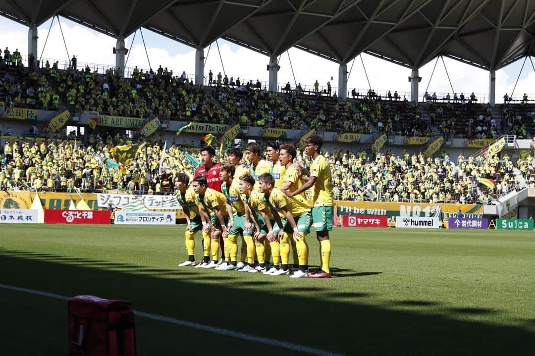 福満隆貴のインスタグラム：「. vs東京 ホーム初勝利！ 最高の雰囲気を作ってくれたサポーターには本当に感謝しかないです！ ここから必ず這い上がりましょう💪 その為には皆さんの力が必ず必要です！ これからも共に戦ってください！  #ジェフ千葉 #jefunited  #福満隆貴 #17  #風間選手誕生日おめでとう🎉」