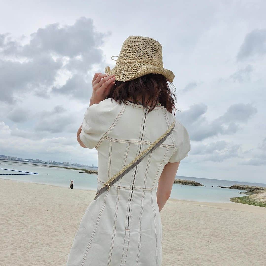 小泉遥香のインスタグラム：「￤𝓸𝓴𝓲𝓷𝓪𝔀𝓪…🌴🌺✈  後ろ姿も可愛くありたいよね✨  #沖縄 #写真集 #ときめき #超とき宣 #超ときめき宣伝部 #私服#おはる #小泉遥香#淡い民 #淡色女子 #okinawa #idol #tokisen #code #fashion #camera」