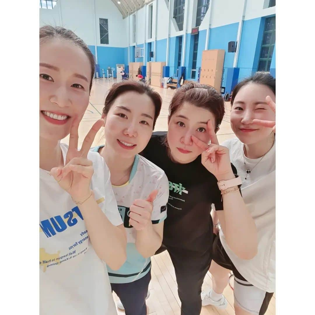 張藝娜さんのインスタグラム写真 - (張藝娜Instagram)「요즘 자주보는 아이들이랑🤭🏸  #배드민턴 #이조합괜찮네 #핏섬티셔츠」4月16日 22時21分 - yena1213