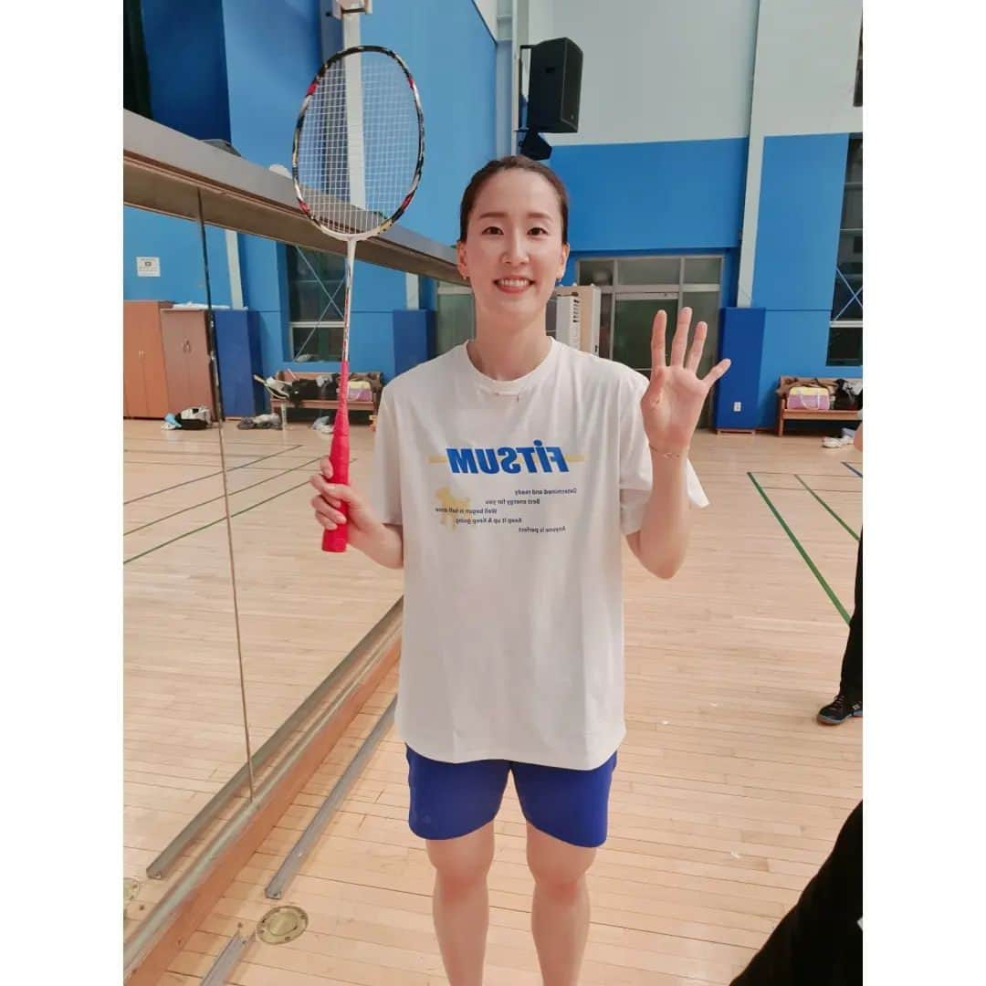 張藝娜さんのインスタグラム写真 - (張藝娜Instagram)「요즘 자주보는 아이들이랑🤭🏸  #배드민턴 #이조합괜찮네 #핏섬티셔츠」4月16日 22時21分 - yena1213