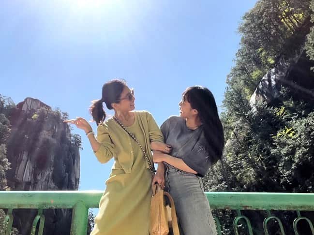 eiko kagamiのインスタグラム：「今日娘が撮ってくれた写真♡  自撮り動画をスクショするとか？ 私にはできない事をパパッとしてくれる😂👏  お気に入りの写真なので、 似た写真たちだけど全部載せちゃう。笑♡ オカンはピースの手が迷子だけど😂  大満足の弾丸山梨でした🌈 . . . . . . #親子#親子写真#高校生ママ#休日#ママライフ #山梨#昇仙峡#最高の休日♡」