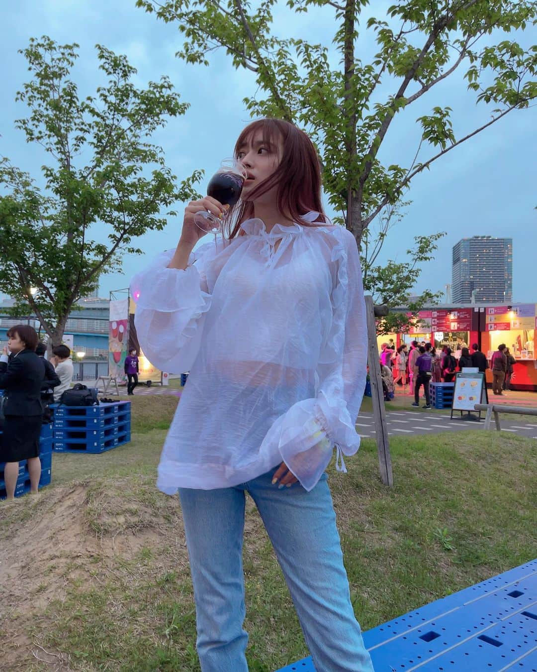 藤田いろはのインスタグラム：「毎年楽しみにしてるベルギービールウィークエンドに行ってきたー！ 海を見ながらのベルギービール最高🤤🍺 ⁡ ⁡ ⁡ ⁡ ⁡ ⁡ ⁡ ⁡」
