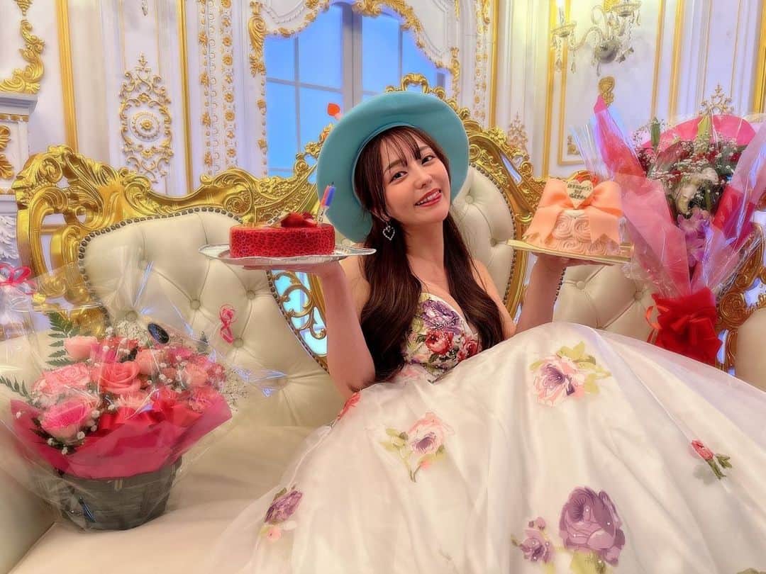 堀尾実咲のインスタグラム：「今日のイベント来てくれたみんなありがとう☺️✨  みんなのおかげで幸せめろちゃんだよ💐  イベント開催を初めてじぶんで企画したのが去年のバースデーイベントで、そこから1年... 今日はとても感慨深い1日でした🍀  なにもかもが分からないことだらけで、スタジオを探すのもどのくらいの規模のスタジオで何人くらい入るんだろう？ ってゆうかどうやって探すの？ なんて..そんなことから..😂  段取りを決めて 許可をとって 形にする  ということがどれほど大変なことか... そして何度開催しても毎度必ず反省点はあって、 じぶんで完璧だったと思えたことは正直まだないです..🥺  でもファンのみんなが 機材の移動やブース作りを率先してサポートしてくれて みさめろのイベントはやっぱり楽しいねーっ！ って笑顔で言ってくれる.. いつもみんなで創り上げるこのみさめろイベントがわたしはだいすきです🥹💖 本当に感謝しています！ 改めてありがとう！  運営のお2人も みんなのことが大好きで、 撮影会終わりの帰宅時はみんなの話題で持ちきりです😁  ◯◯さん(ふたりともみんなの顔と名前ちゃんと覚えてるよ😁)のあの話めっちゃ面白かった！！ とか、 ◯◯さんがこんな優しい言葉をかけてくれて嬉しかった！！ とか、、😁  運営スタッフのおふたりは本業の傍らわたしのイベントのお手伝いをしてくれています。 忙しいおふたりなので、時には至らない点もあってみんなにご迷惑をおかけしてしまっていることもあるかと思います..🥺 ごめんなさい😔  でもお2人ともこのわたしのイベントに真剣に取り組んでくれているし みんなのことも大切に思っています🍀 これだけ伝えさせてね✨  これからもみんなと一緒に楽しい時間を過ごせる素敵なイベントをどんどん企画していくね！！💖  よろしくうううううっ😘❤️  今日は本当にありがとう🫶」
