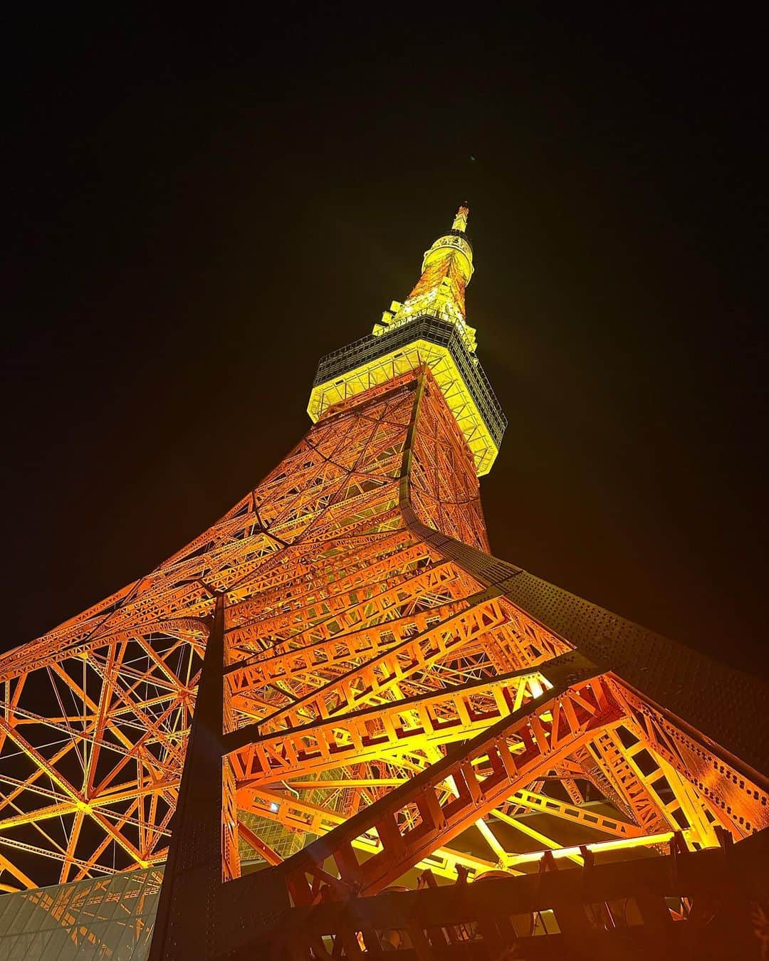 内田嶺衣奈さんのインスタグラム写真 - (内田嶺衣奈Instagram)「🌉  今日は、「小山薫堂　東京会議 第333回生放送スペシャル」 で、東京タワーから生放送でした🗼✨  久々に登った東京タワーは どこか懐かしくもありなんだか新しくもあり…！ 綺麗だったなぁ。  松任谷正隆さんにも久々にお会い出来て嬉しかったです☺️✨  私が撮影した、お昼の顔と夜の顔😊！ 本当に多くの方で賑わっていました🥰  #東京タワー #🗼 #鯉のぼりいっぱい🎏」4月16日 22時28分 - reina.uchida