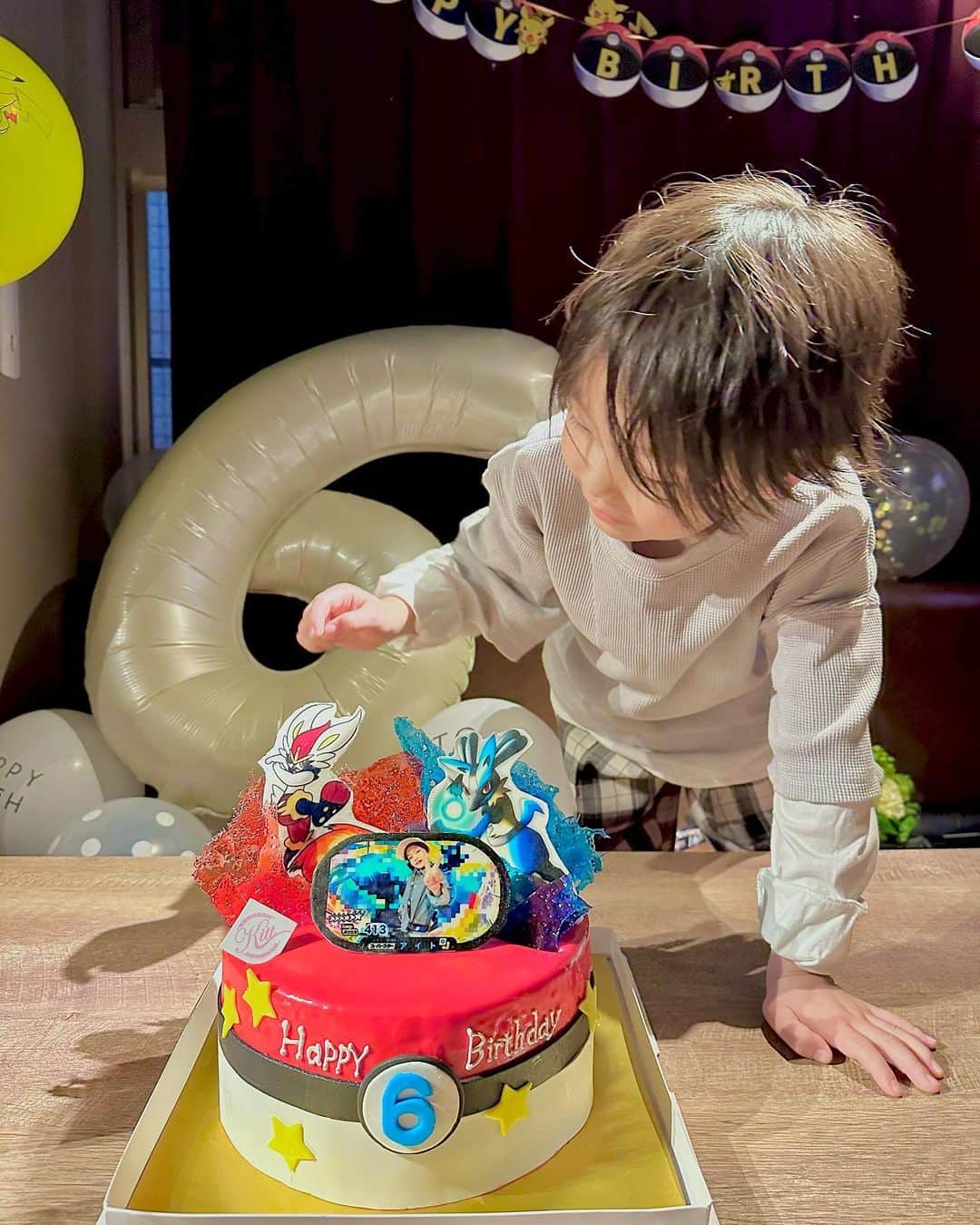 長谷川万射のインスタグラム：「おともだちと誕生日会👦🏻🎉  あいとが喜びそうなケーキのデザインを考えて絵に描いて送って… 想像以上に素敵なケーキになって 出来上がってきて感動…  あいとも喜んでくれてわたしも 大大大満足です🥰笑  もう来年超えられない気がして 今からママは焦ってるよ🥰笑  #6歳 #6歳誕生日 #kitt #デザインケーキ #ポケモンケーキ」