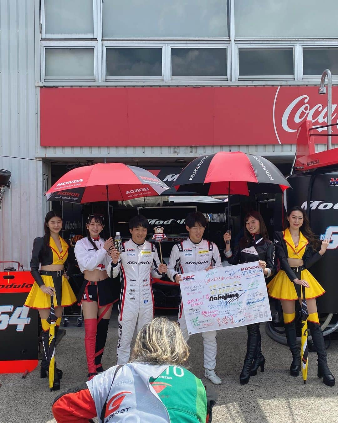 津田知美さんのインスタグラム写真 - (津田知美Instagram)「#Modulonakajimaracing . SUPER GT Rd.1 ☔️ #Modulo64 P-10  11番手チェッカーでしたが、公式結果により、10位となりました！！ 貴重な大事なポイントをゲットできました☺️ . 晴れたり、雨が降ったり、晴れたり、晴れとるのに雨が降ったり、雷が落ちたり… そんなハードな環境で、後半他チームより早く3回目のピットを決行してレインタイヤに履き替え、これで上位に！という賭けにも近い勝負に出ました！！ が、運悪くセーフティーカーに捕まってしまい順位変動なく11番手でチェッカーしました。  開幕戦からこんなに荒れる…？と落ち込みそうになりましたが、その中で戦い抜く64号車のかっこよさを伝えられるように頑張ろうと心から思わされました。  開幕戦、悪天候の中、最後まで64号車の応援をありがとうございました！！ 次戦、第二戦富士戦で会いましょうー！  #SUPERGT #レースクイーン #KENWOOD」4月16日 22時31分 - tmm_tsuda