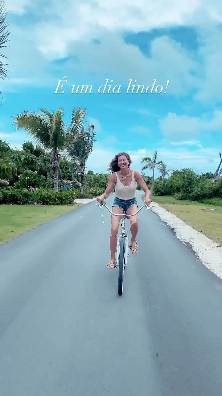 ジゼル・ブンチェンのインスタグラム：「We all have our fair shares of trials. Every laugh, every fall, every experience, the good and the bad , everything is here to teach us something and help us grow.  Nothing is permanent. So let’s enjoy the good moments and learn from the bad ones. Every day is a gift! ✨ Todos nós temos nossas provações.  Cada risada, cada queda, cada experiência, as boas e as ruins, tudo está aqui para nos ensinar algo e nos ajudar a crescer.  Nada é permanente. Então vamos aproveitar os bons momentos e aprender com os ruins.  Todo dia é um presente!」