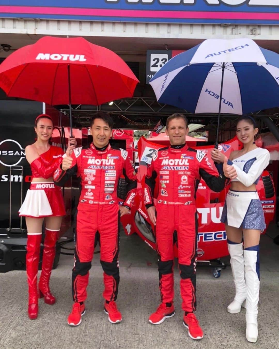 密照幸映のインスタグラム：「【SUPER GT Rd.1 決勝】  SUPERGT開幕戦 沢山の応援ありがとうございました！  23号車はポールからのスタートで 　＼＼見事優勝しました🏆❤️✨／／  今回は波乱に次ぐ波乱の決勝レースでした。 晴れたかと思えば途中、雹が降るほどの難しい荒天下でFCY（フルコースイエロー）やSC（セーフティカー）の導入、3回の赤旗で61周で終了しました。  決勝は雨が降ってくるんじゃないかと予想されていましたが、午後13時30分には気温19℃、路面温度も30℃の状況でパレード＆フォーメーションラップへと向かいます。  23号車スタートドライバーはロニー選手！  スタート進行は晴れていたのにスタートしてまもなく雨雲が押し寄せてきて7周目で雨が☔️  2番手の3号車と大きく逃げトップを守り走行していましたが、濡れた路面で一気に車間距離を詰められ、タイヤ交換の為、ピットイン。 ピットインしたのち16周目でFCY。 そしてセーフティカーに切り替わりました。  18周目（14:02）雹が降ってきます。  21周目では激しい雨の中、太陽が現れる不思議な天候に。  目まぐるしく順位が変動しますが、  41周目で 23号車が36号車を外側からオーバーテイクし トップに返り咲きます💪🏼❤️‍🔥  その後は走路もドライコンディションになったりウエットコンディションになったりFCYからのSCなどが続き…😢  47周目で松田選手に交代する為、ピットイン。  52周目でふたたび雨が落ちるとの読みも込めウエットタイヤに交換しここで大勝負に出た23号車！  読みが当たり雨は降ってきたものの赤旗が宣告されてしまいます。  55周目からSC先導で隊列が動き出すと、レース中断期間に降り続いた雨によりトラック上はふたたびフルウエットと化し、スリックタイヤ組は一斉にピットへ。23号車はすでにウエットタイヤに履き替えていた為、有利な展開に。 56周目でトップ！  その後60周目にはふたたび赤旗が掲示され、 61周で赤旗終了。  難しく苦しい荒天候を見事読みきっての優勝🏆  そして23号車MOTUL AUTECH Z  3号車Niterra MOTUL Z とワンツーフィニッシュ🏁  RQデビューレースでのポールトゥウィン❤️ この結果が嬉しくて嬉しくて 本当に最高の幕開けです✨✨✨ 23号車カッコよすぎました😭😭 感動しました！！！  第2戦は、5月3、4日に富士スピードウェイで開催されます！  みほちゃんと2人でさらに23号車を盛り上げていきます💪🏼 引き続き、私たちと一緒にNISMOチーム23号車MOTUL AUTECH Zの応援を宜しくお願いします☺️  ©️NISMO  @MOTULJapan @autech_com  @nissanjapan  @nismo_jp_official   #MOTUL #MOTULJapan #PoweredByMOTUL #AUTECH #NMC #NISSAN #NISMO #GoGoNISSAN2023 #supergt #sgt #GT500 #circuit #motersport #23号車 #NissanZ #レースクイーン #RQ #RACEQUEEN #日産自動車 #密照幸映」