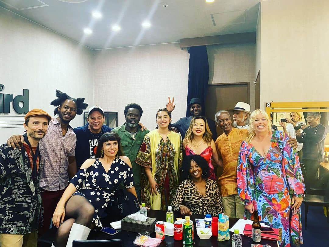 福原美穂のインスタグラム：「Thank you for having me @playing4change @char_official  I got big power for my next decade!!x ネーザンも来てくれた🙏 Thank you @nathaneast !x 2019年ぶりの来日公演 パンデミックでみんな久々に日本で再開。新しいメンバーも加わり楽しいらいぶでした🙏 お客様マジ最高だったな❤️ またあしたから頑張る❤️」
