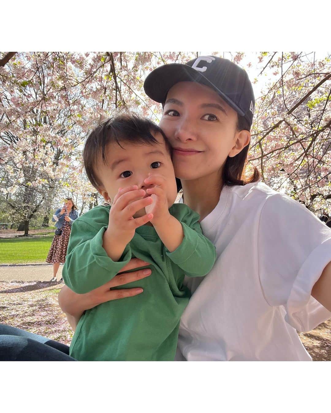 大出千尋さんのインスタグラム写真 - (大出千尋Instagram)「NYで迎える初めての春🌸 Central parkの桜も満開で、去年の今頃は首が座ったばかりだった息子も、今年は手を繋いで一緒に歩いて桜を見られて嬉しかったです☺️💓」4月16日 22時38分 - chihiro_1208_offi
