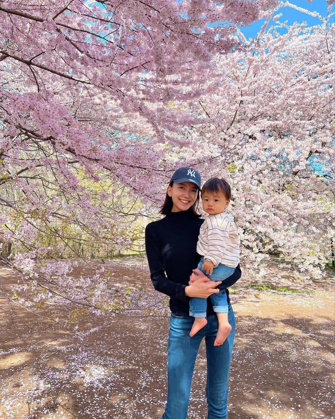 大出千尋のインスタグラム：「NYで迎える初めての春🌸 Central parkの桜も満開で、去年の今頃は首が座ったばかりだった息子も、今年は手を繋いで一緒に歩いて桜を見られて嬉しかったです☺️💓」