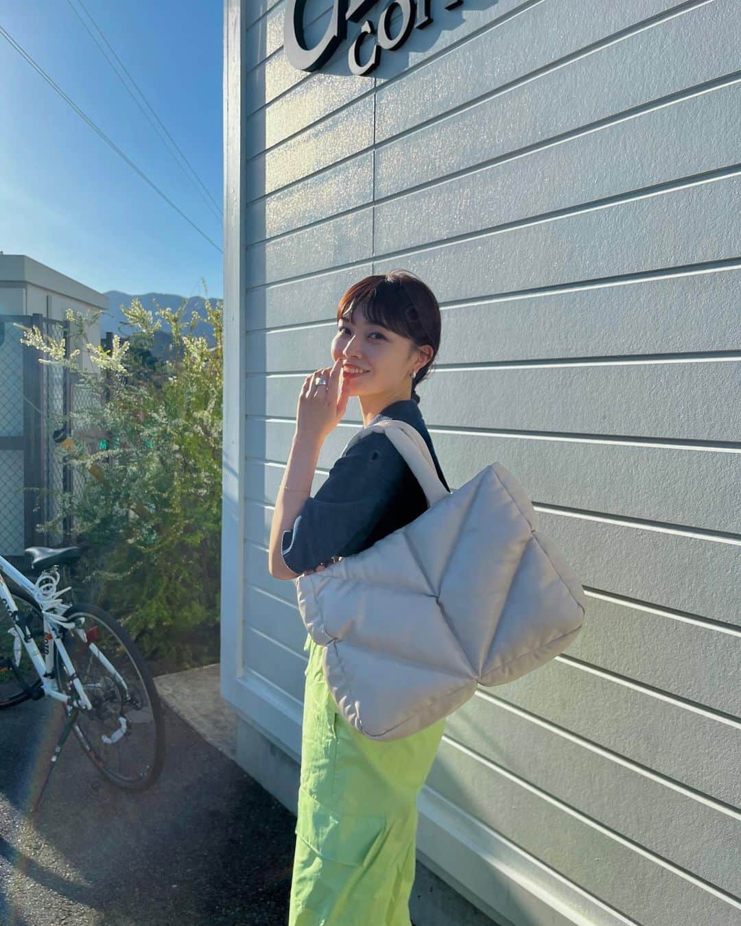 内山愛さんのインスタグラム写真 - (内山愛Instagram)「@glamlipsofficial の大きめトートが活躍した日でした🌼 たくさん荷物入るし、持ち手も柔らかくて肩にかけても痛くならないのがお気に入りポイント✔︎🤍  #グラムリップス #glamlips  #glamlipspopup」4月16日 22時39分 - ai_uchiyama