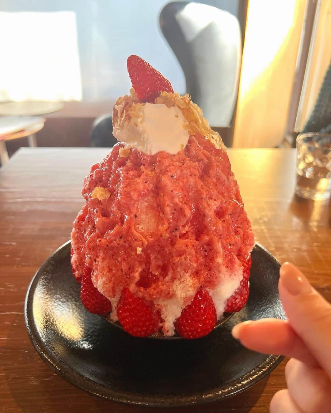高畑結希のインスタグラム：「. かき氷食べた🫰 いちごいっぱいで贅沢〜🤓🍓 . #かき氷 #かきごおりすと #かき氷巡り #名古屋 #いちご」