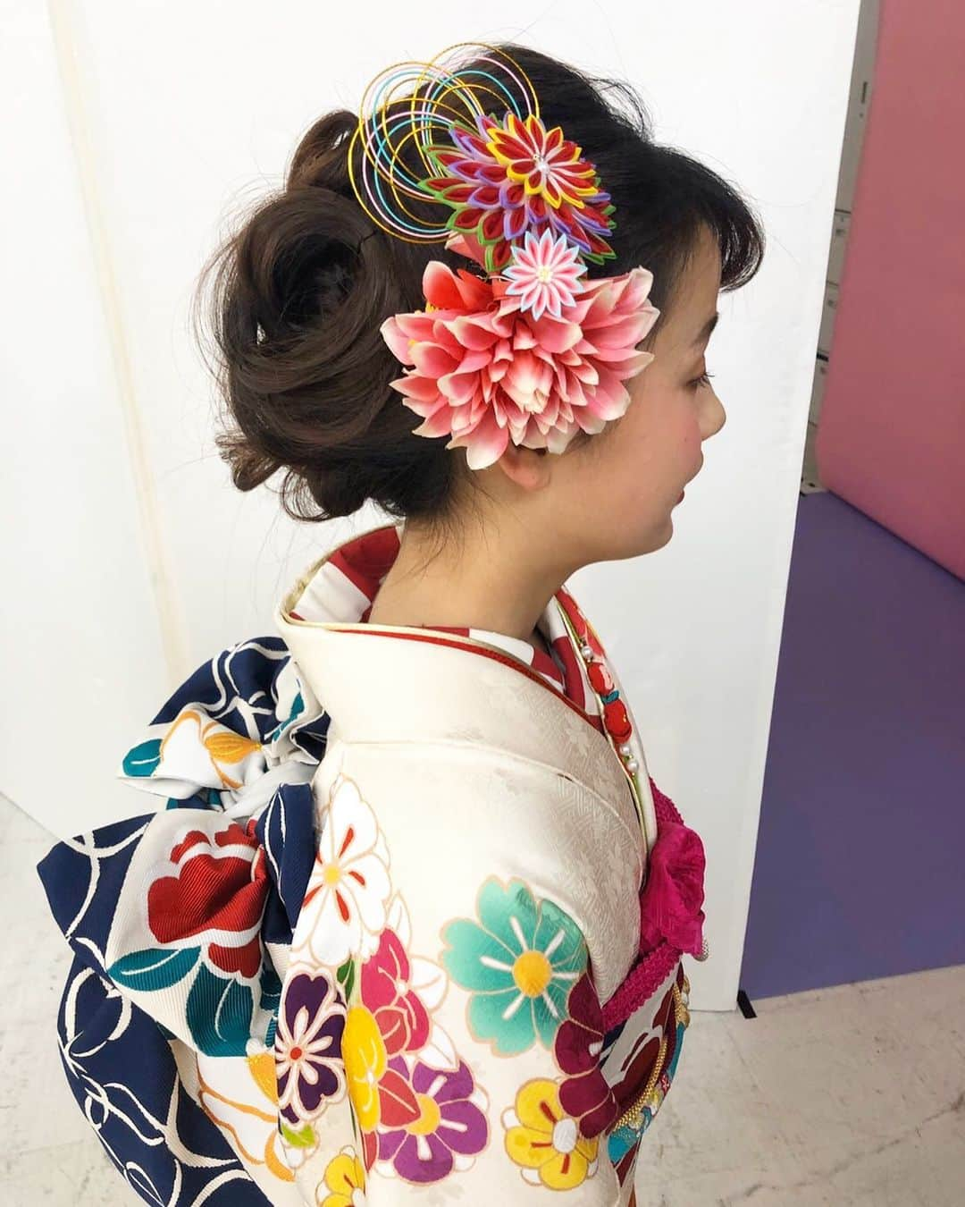 kawamura_takashi_camのインスタグラム：「ヘアアレンジ & ヘアセット 河村タカシ 4月19日の火曜日京都での撮影のため サロンをお休みさせてもらいます  今年も行けることが とても嬉しい  来週は21日も撮影のため サロンをお休みさせてもらいます  お客様には大変ご迷惑おかけしますが 宜しくお願いします  #撮影 #京都撮影 #京都 #着物 #着物撮影 #成人式 #成人式ヘア #成人式ヘアアレンジ # #ヘアアレンジ #成人の日 #成人 #着物ヘア #イベント #イベントヘア #ロケ撮影 #ロケ #ヘアセット」