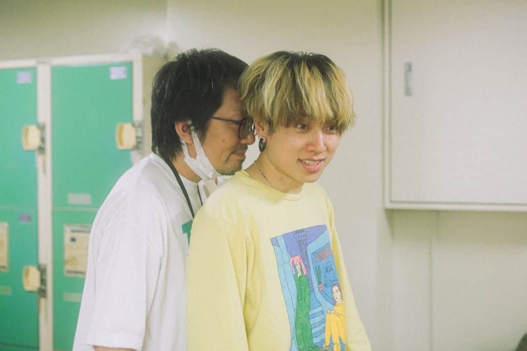 石原慎也のインスタグラム：「福岡1日目おふしょ ソファー合皮か本革か格付けした  photo by 日吉"JP"純平 @junpeihiyoshi」