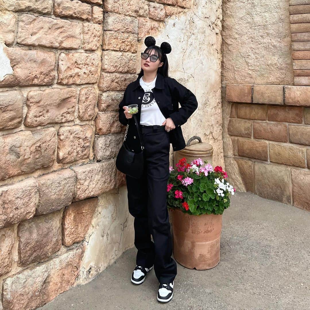 河崎みーなのインスタグラム：「Tokyo Disney Sea🐭🖤  jacket @grl_official  T-shirt @sculptor_jp  pants @dickies_jp  sneaker @nike  bag @grl_official  . . .」