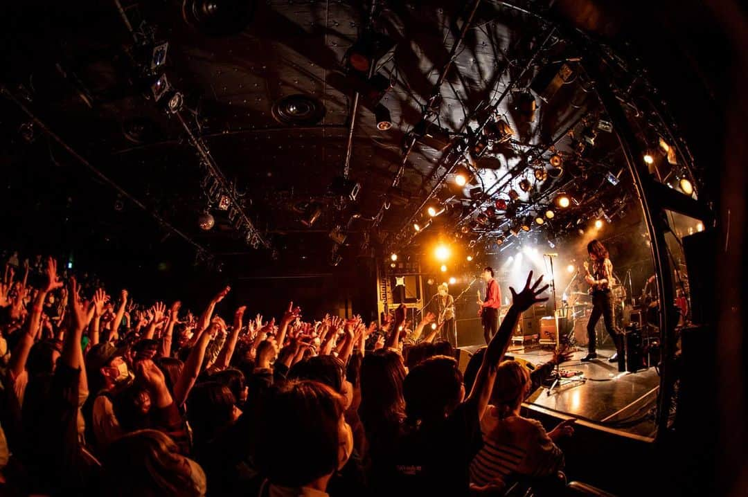 夜の本気ダンスさんのインスタグラム写真 - (夜の本気ダンスInstagram)「⁡ ⁡ THE BAWDIES 「LET'S BE FRIENDS! TOUR」 ⁡ 2023年4月14日(金) 梅田 CLUB QUATTRO ⁡ 01. LOVE CONNECTION 02. Crazy Dancer 03. By My Side 04. for young 05. 審美眼 06. fuckin' so tired 07. VANDALIZE 08. Eternal Sunshine 09. Fun Fun Fun 10. GIVE & TAKE 11. TAKE MY HAND ⁡ photo：キムラユキ(@__glistenphobia) ⁡ #夜の本気ダンス #夜ダン #thebawdies #梅田clubquattro #yorunohonkidance #music #live #rock #dance #japanesemusic」4月16日 22時55分 - honkidance_official