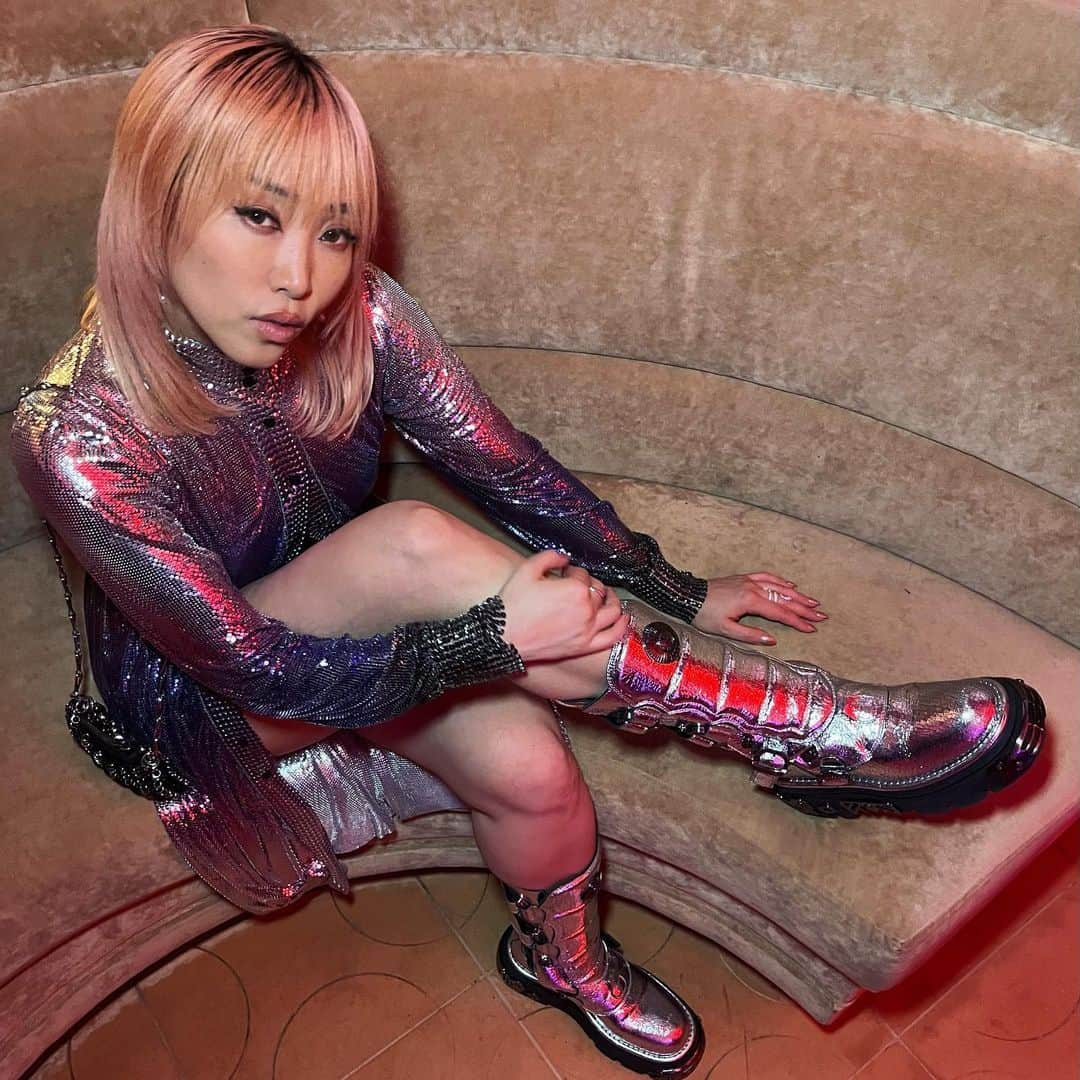 Tigarah e Lauraさんのインスタグラム写真 - (Tigarah e LauraInstagram)「I don’t know which photo can show you best how this @pacorabanne dress and the boots are FABULOUS, but I’m just SO in love! 😍💖💜💙」4月16日 22時57分 - tigarah